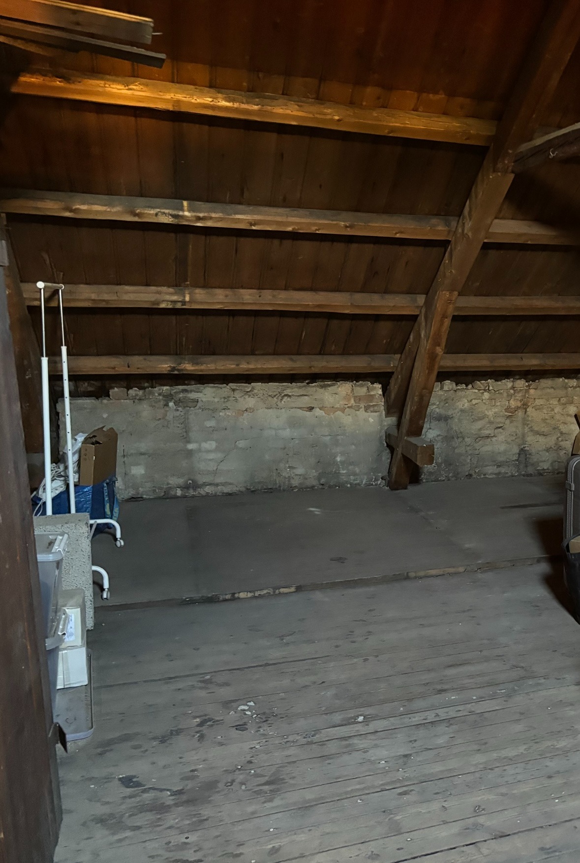 Stort loftsarealet over leiligheten kan brukes til lagring, hobby eller trening.