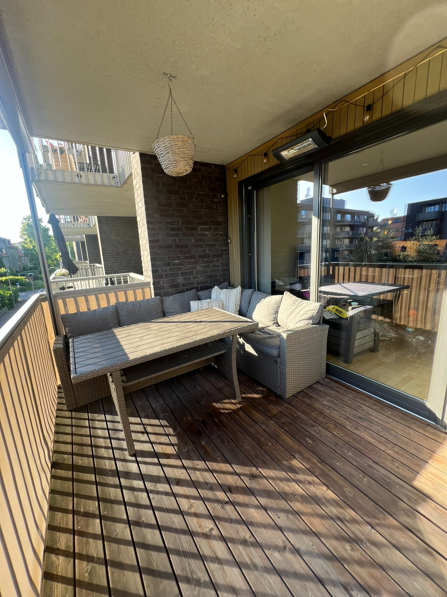 Solrik balkong. Utemøblene følger med. 