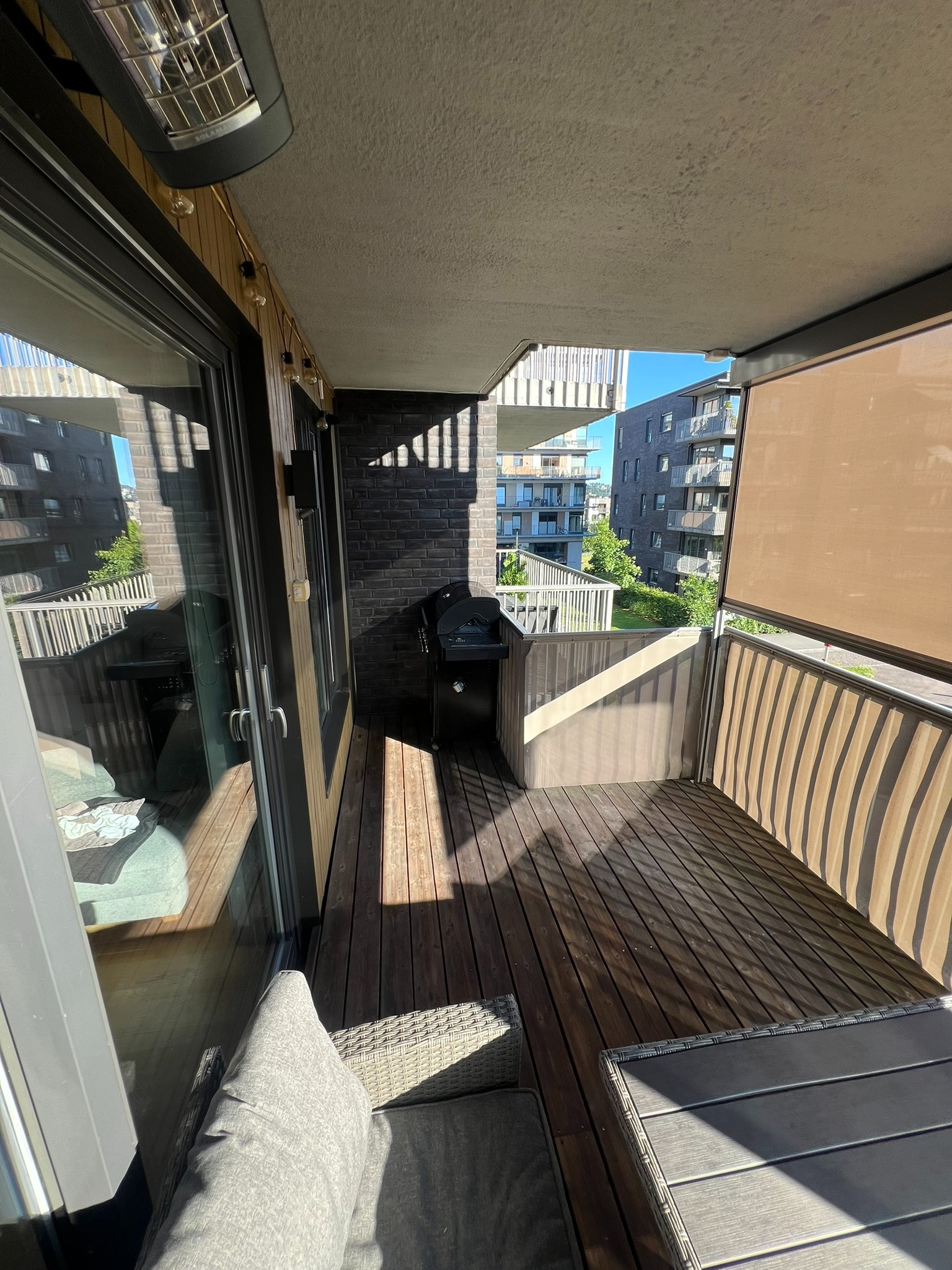 Plass til grill i hjørnet. Balkongen har også solskjerming.