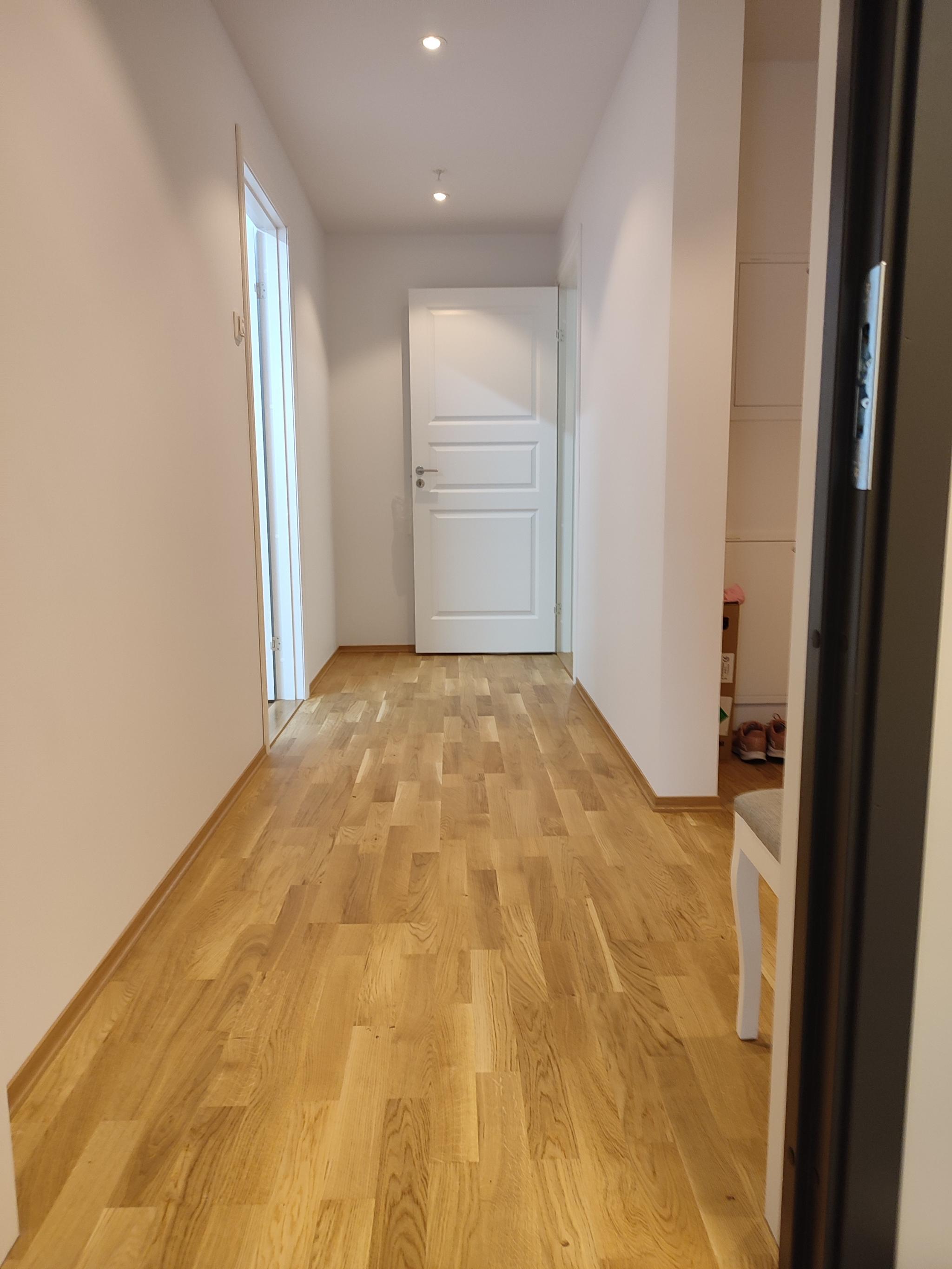 En stor gang hvor du kan gå inn i badet, stuen og soverommet.