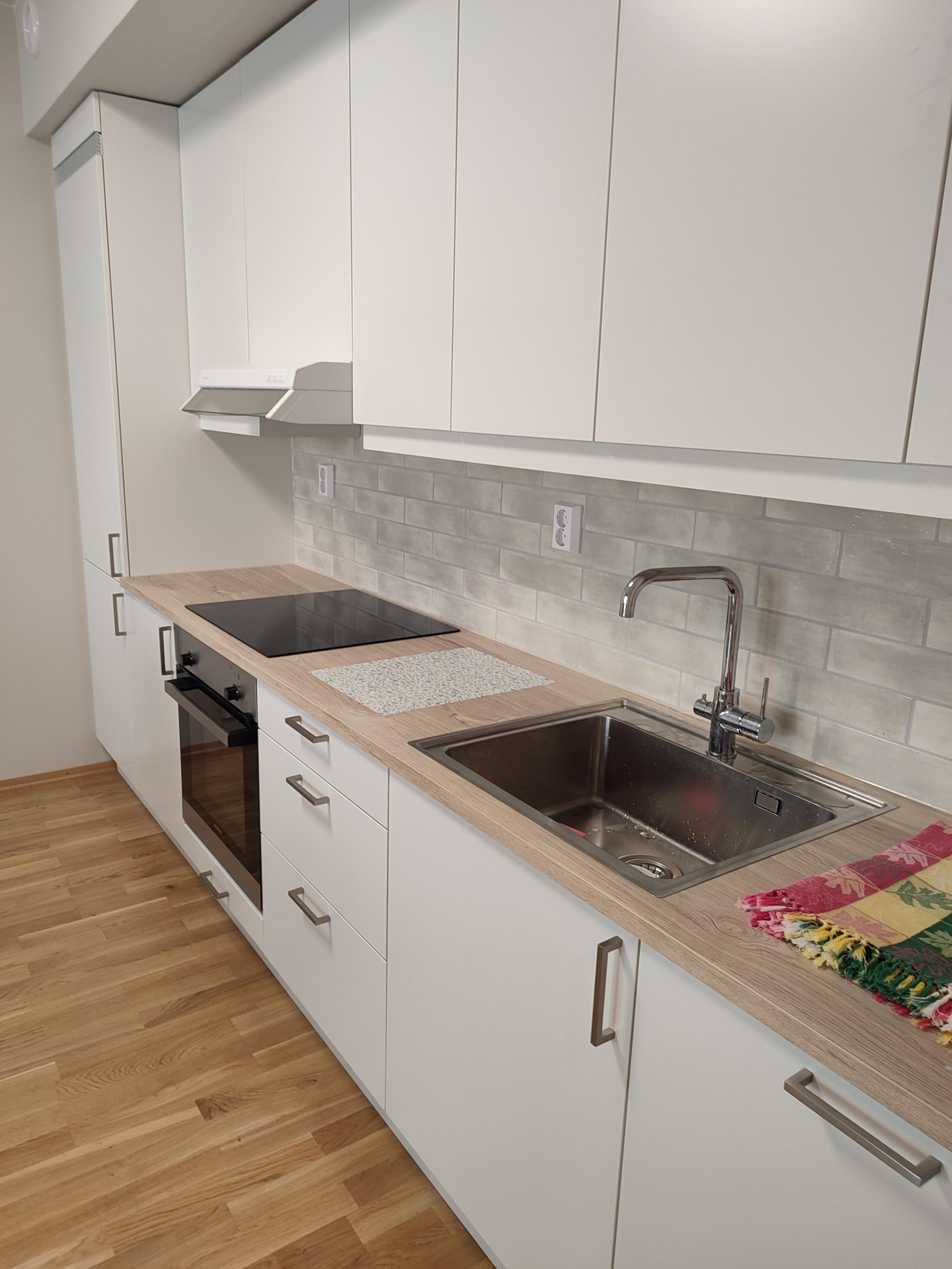 Komplett innredning i kjøkken med alle hvitevarer