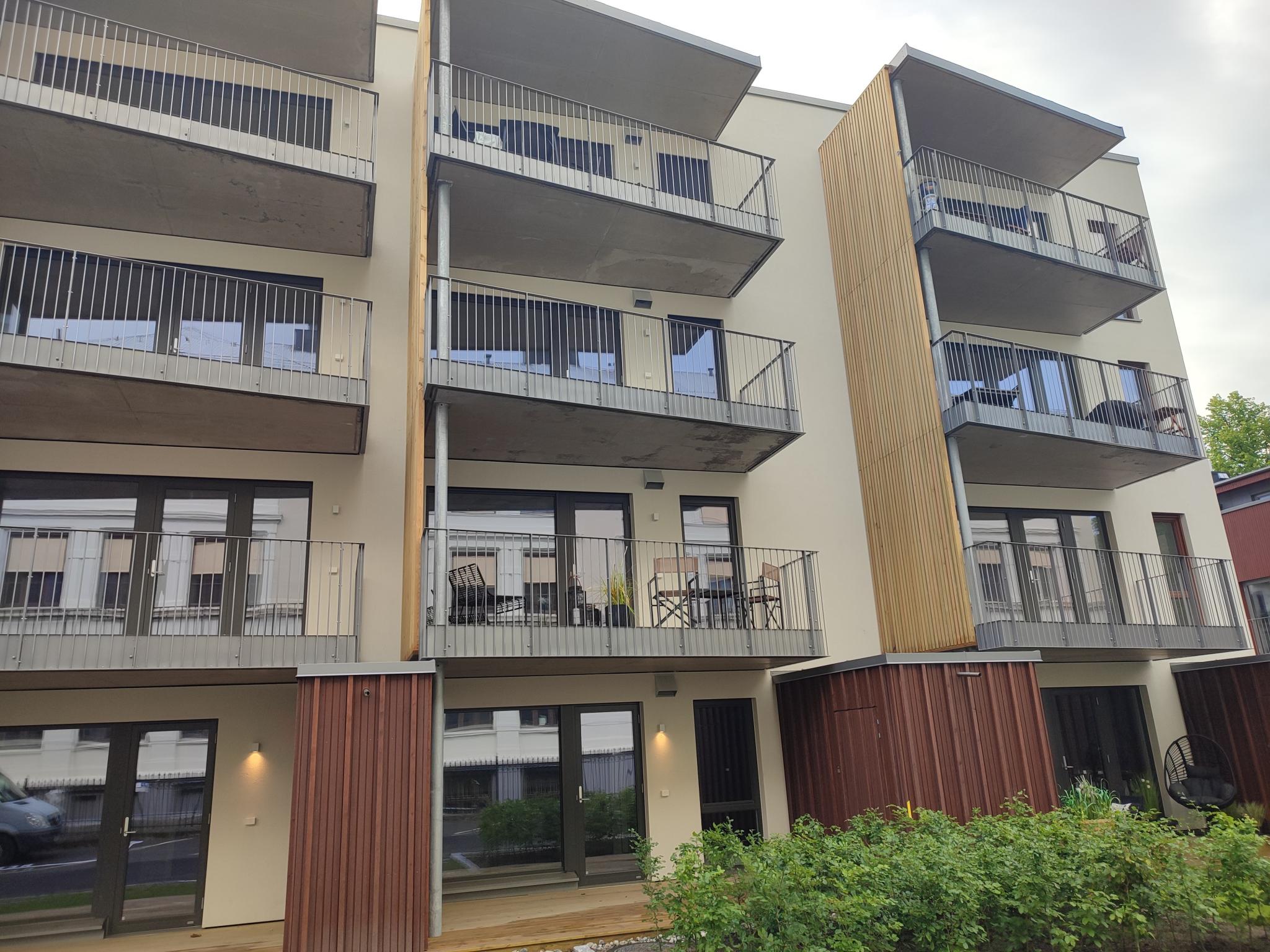 Utsikt over terrassene som vender mot lekeplassen for barn