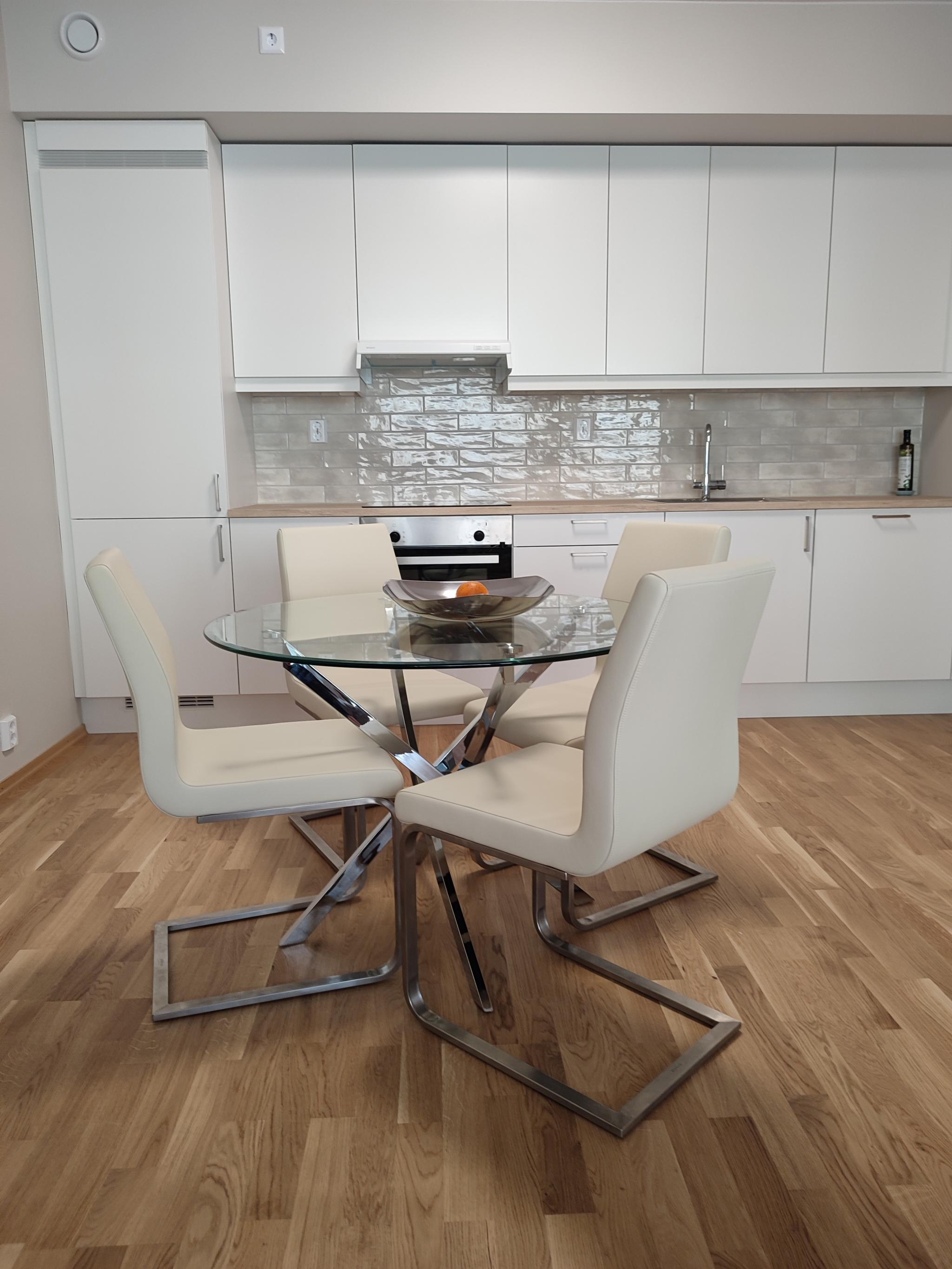 spisestua med modern kjøkken.
