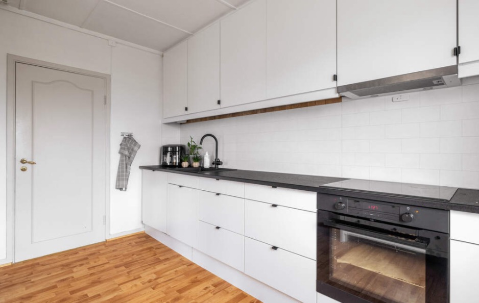 Leiligheten har ny, flott kjøkkeninnredning fra 2023 med takhøye overskap, integrerte hvitevarer og laminerte benkeplater. Over kokesonen er det ventilator med avtrekk ut, og det er installert både vannstoppesystem og komfyrvakt.