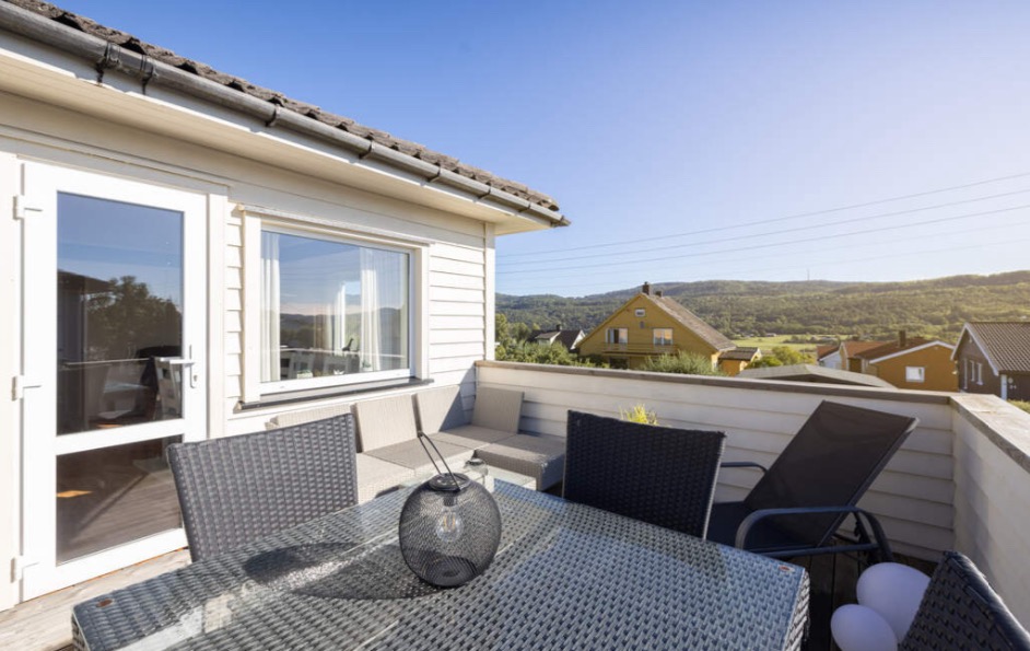 Egen balkong med meget gode solforhold fra tidlig morgen kl. 05:10 i sommerhalvåret. 