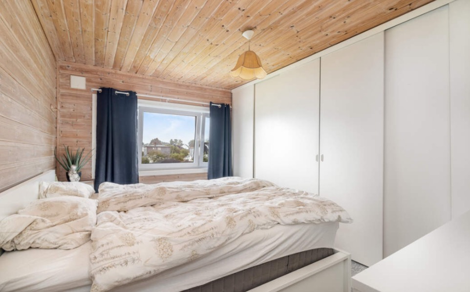 Hovedsoverommet har god plass til dobbeltseng og annen mindre møblering, samt at det er svært godt med oppbevaringsplass i skyvedørsgarderobe langs den ene veggen.