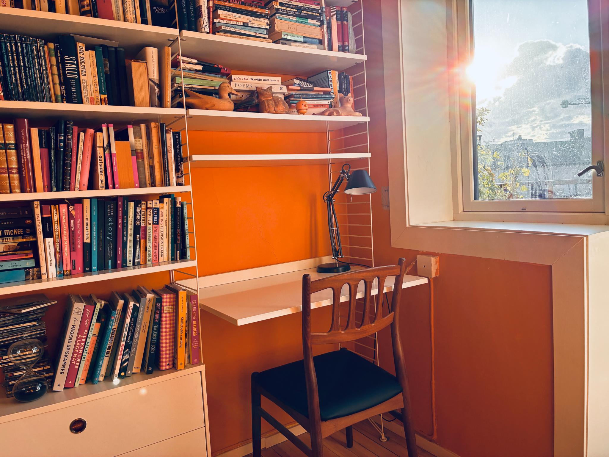 Soverom 2, i dag brukt som kontor. Bokhyller kan gjøres om til garderobe ved behov.