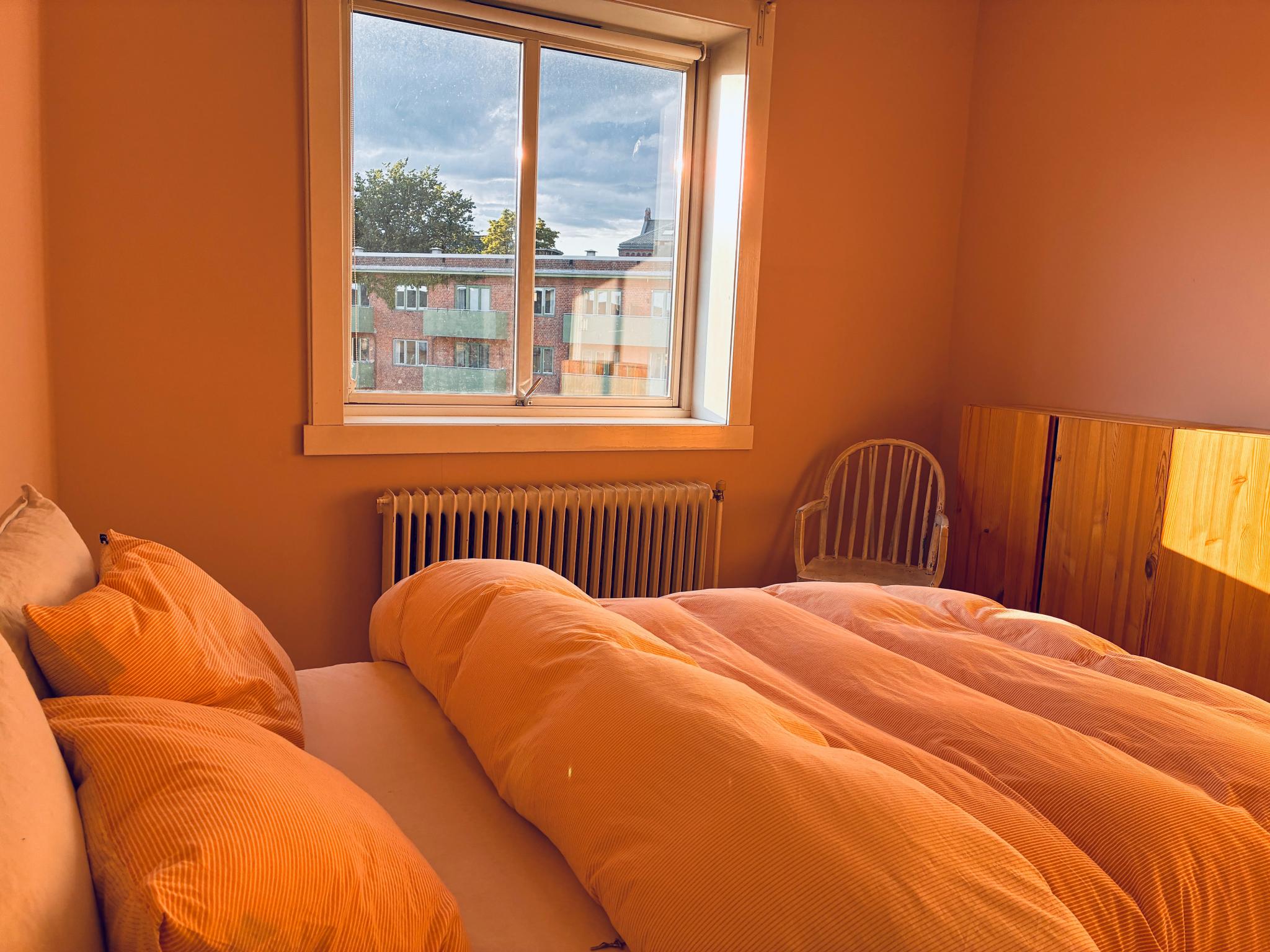 Hovedsoverom vender ut mot bakgård.