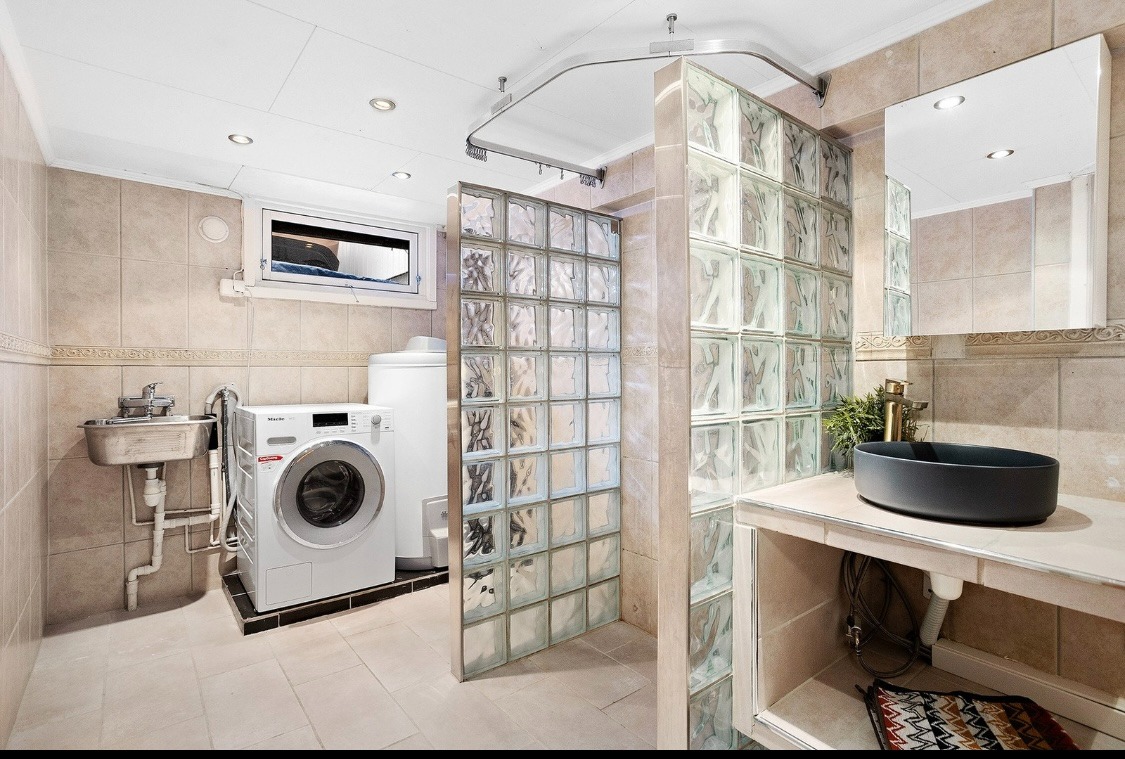 Toilet og vaskeri i underetasje