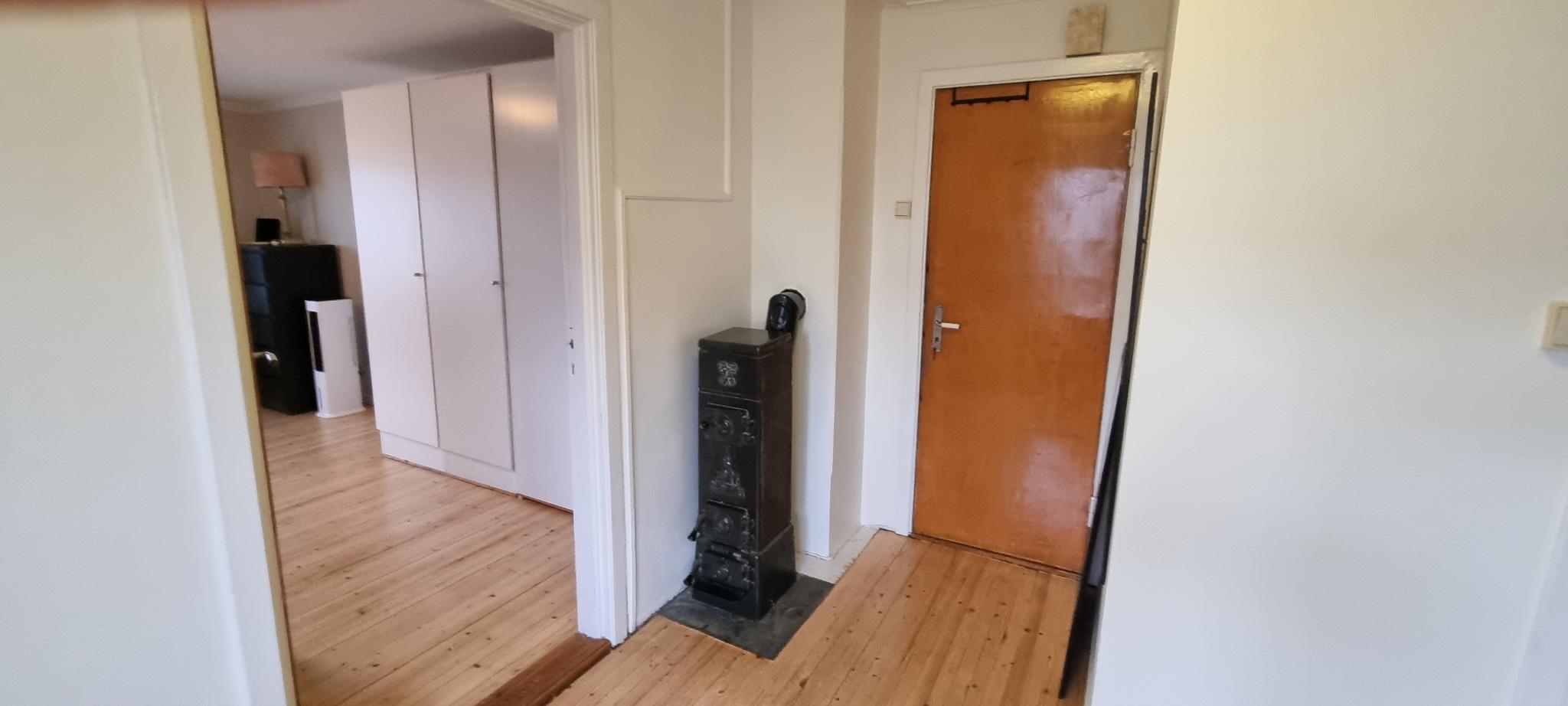 Inngang fra trapp og inngang stue/soverom. Vedovn.