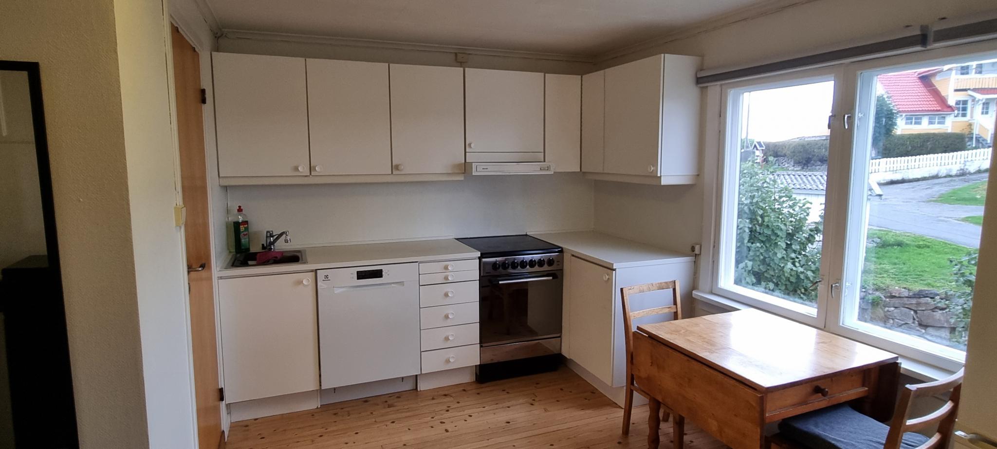 Kjøkkeninnredning med komfyr/kokeplater, vifte og oppvaskmaskin