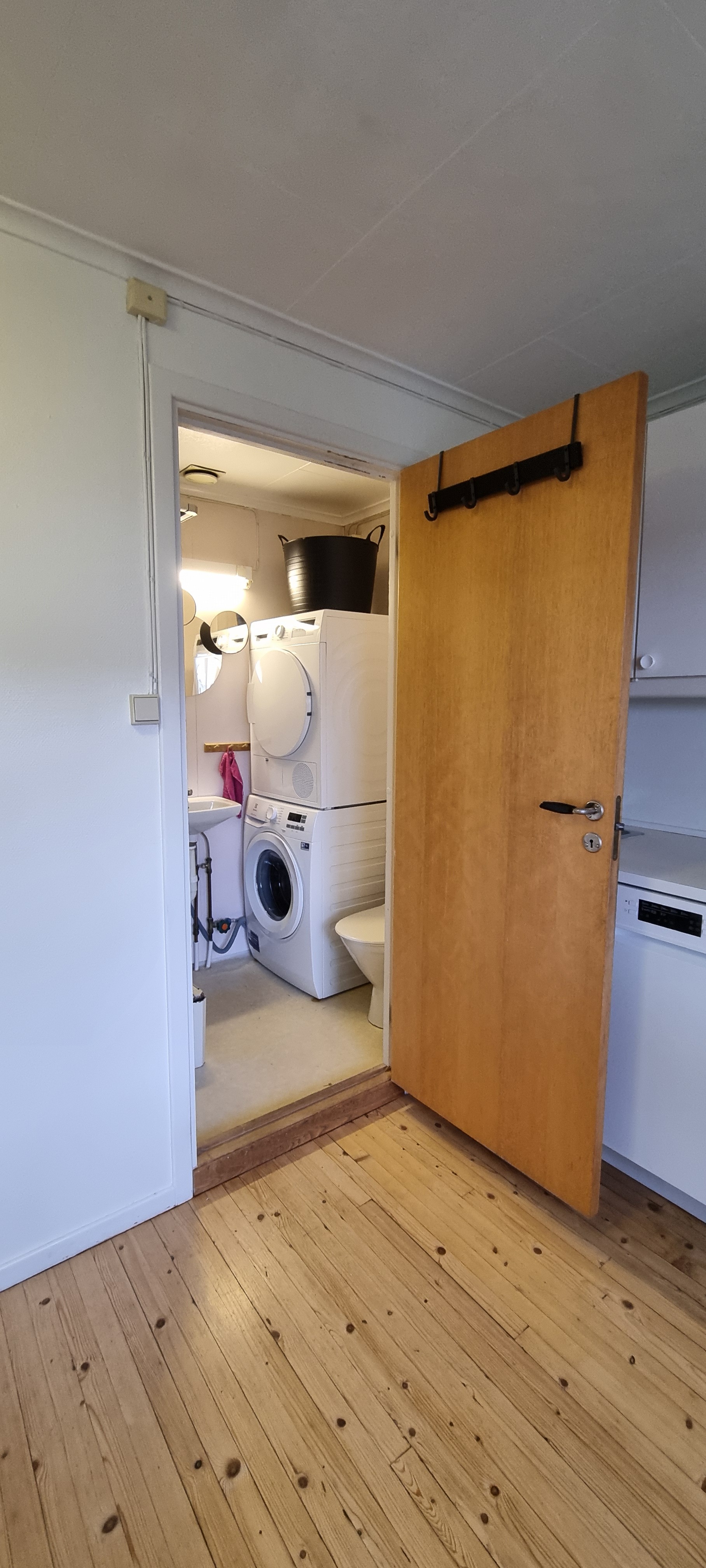 Inngang bad/vaskerom/WC fra kjøkkenet 