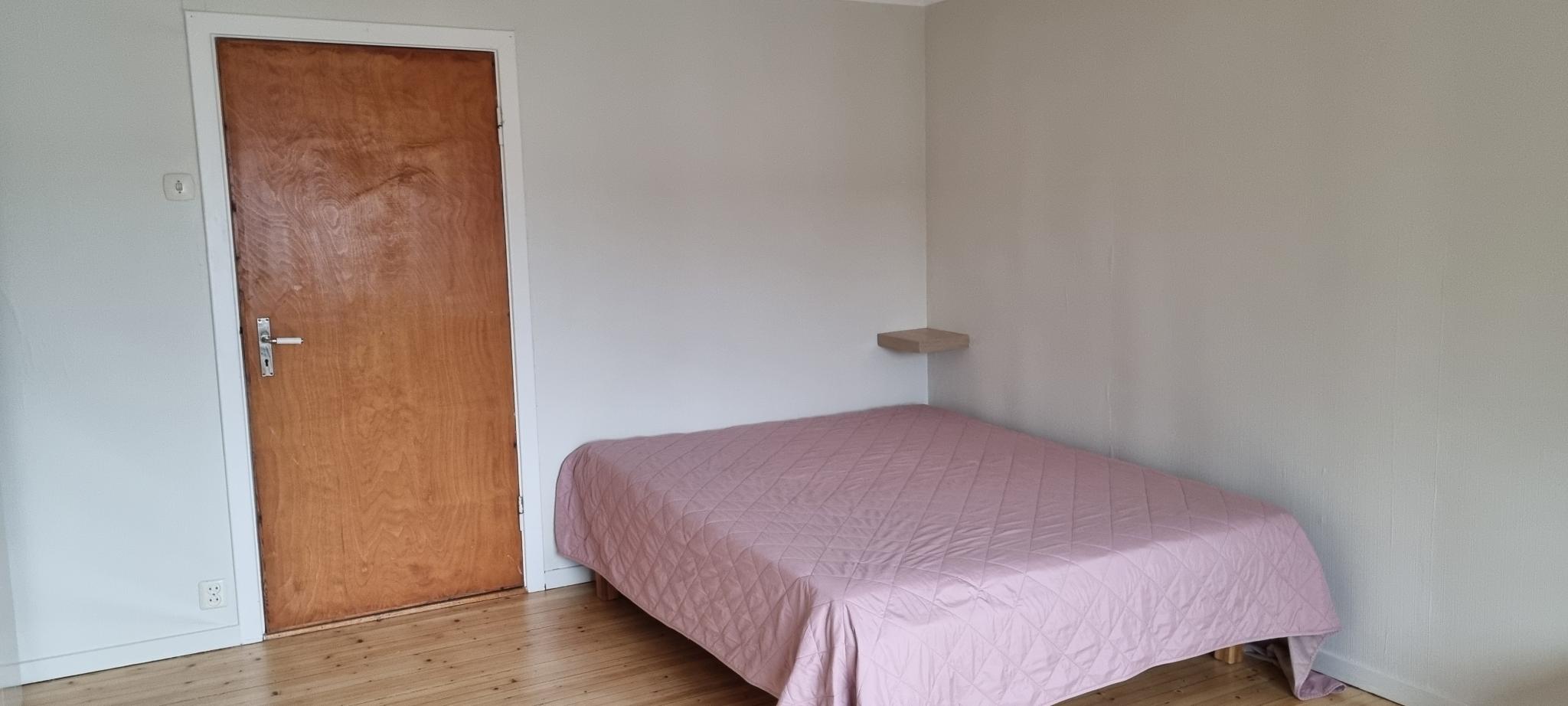 Sovekrok i stua med Stor dobbeltseng