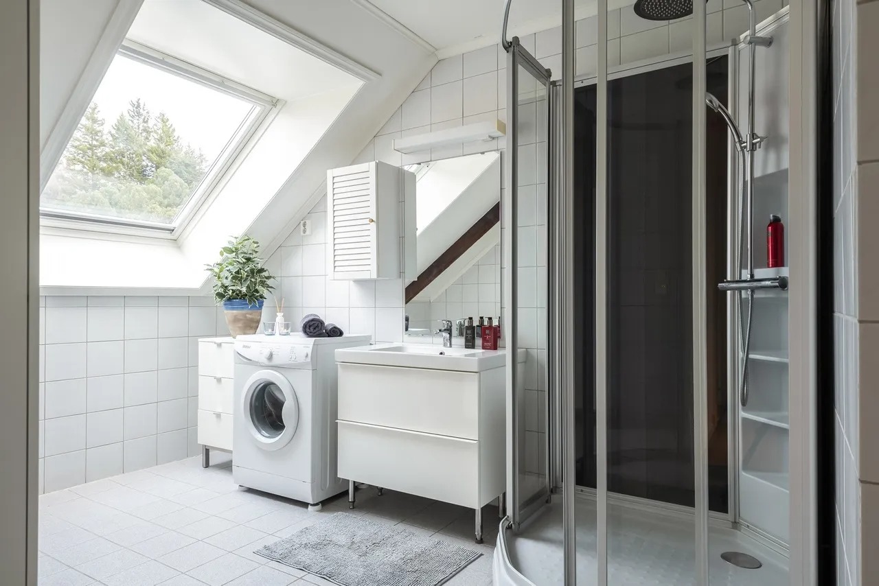 Bad med vaskemaskin og dusjkabinett