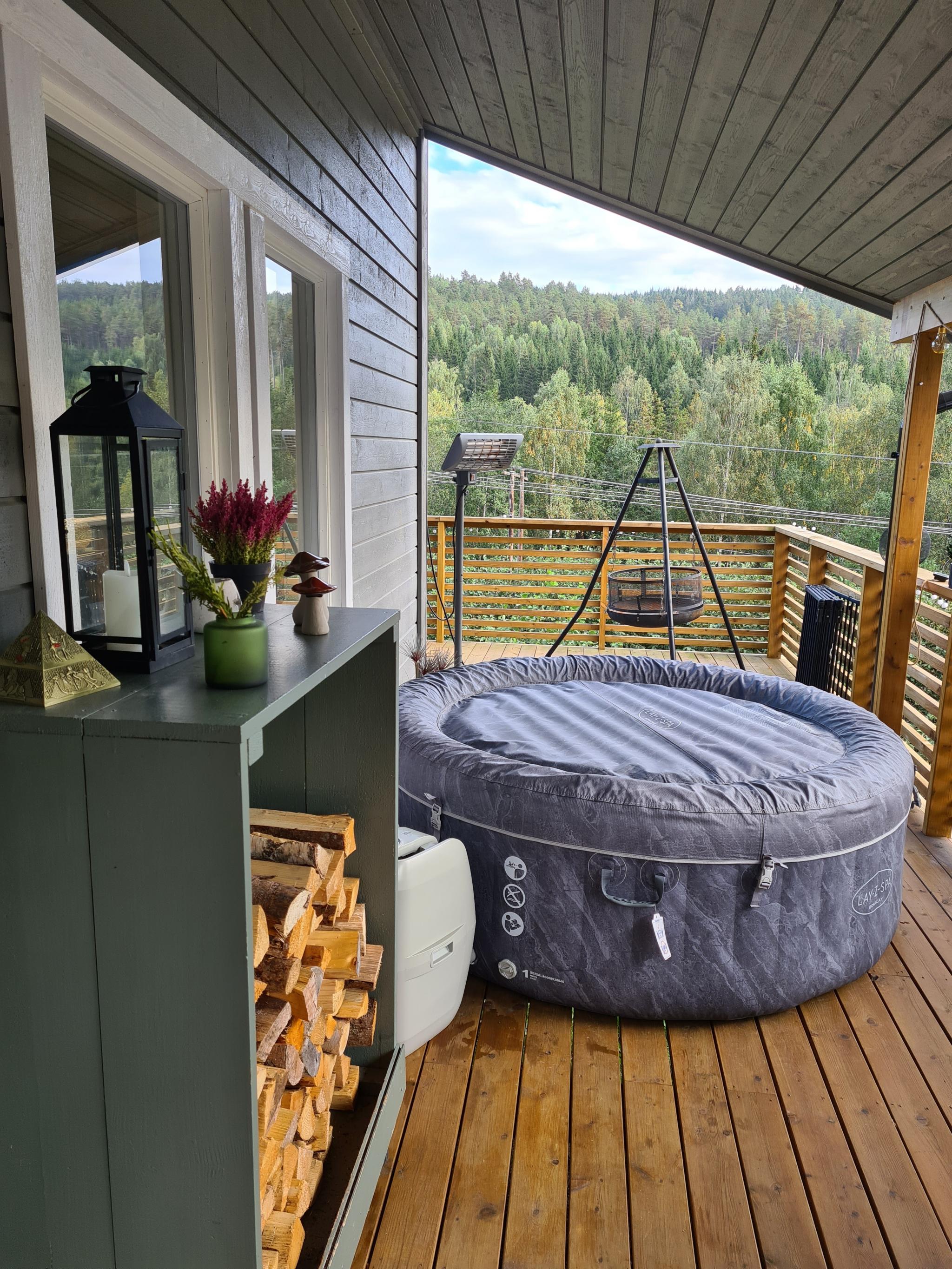 Deler av terassen med boblebadet