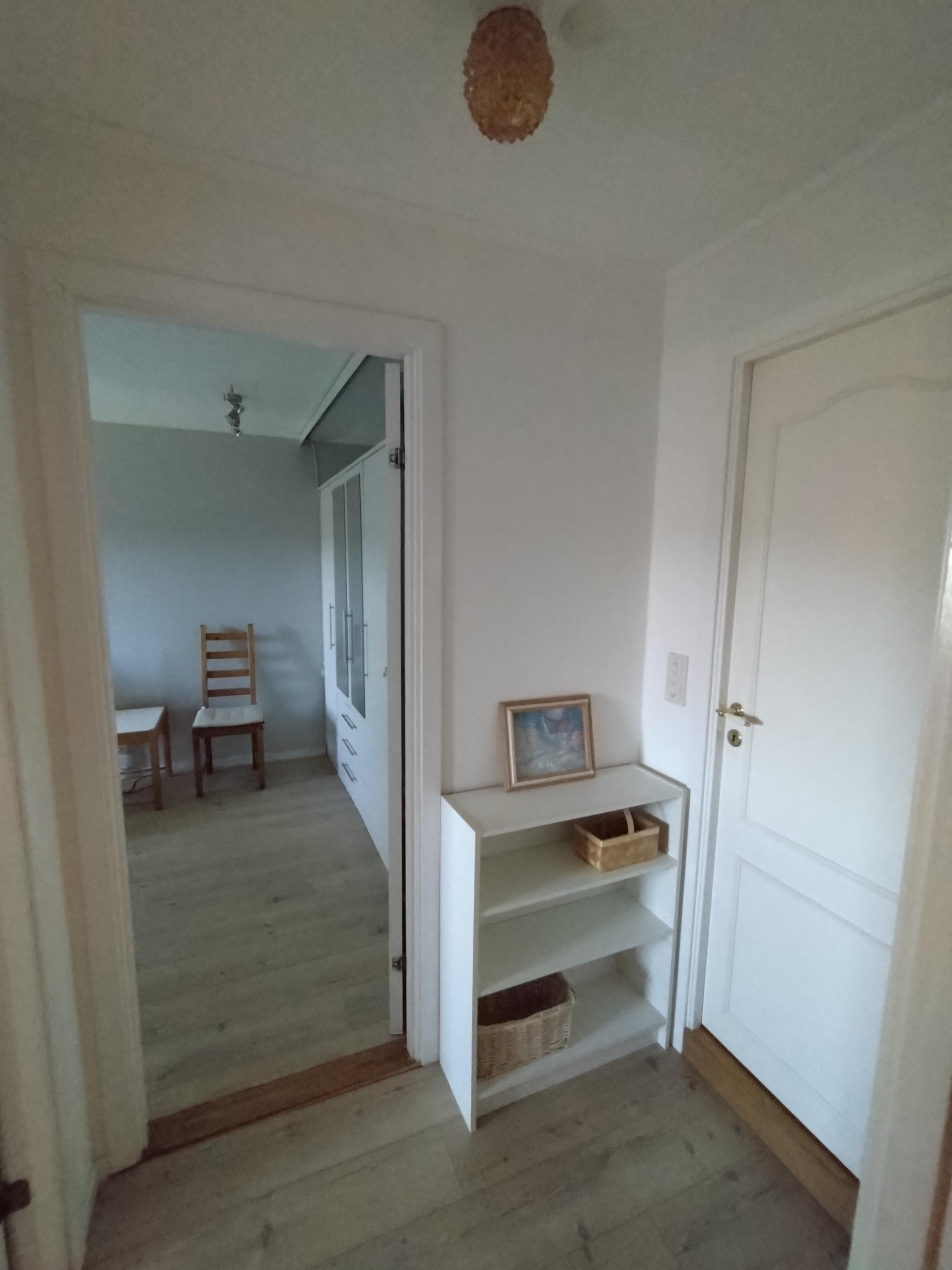 "Firkanten", liten mellomgang med dører inn til peisestue, bad og begge soverom