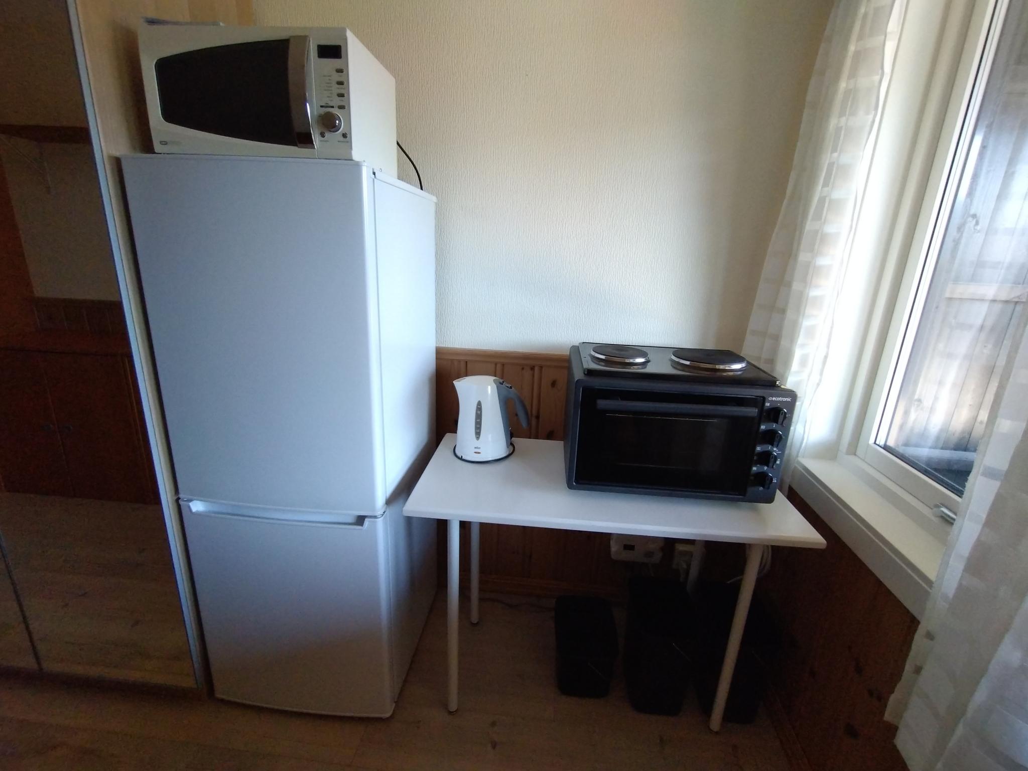 Egen matlagingsavdeling ved inngangen; hybelkomfyr, vannkoker, micro og kjøl/frys