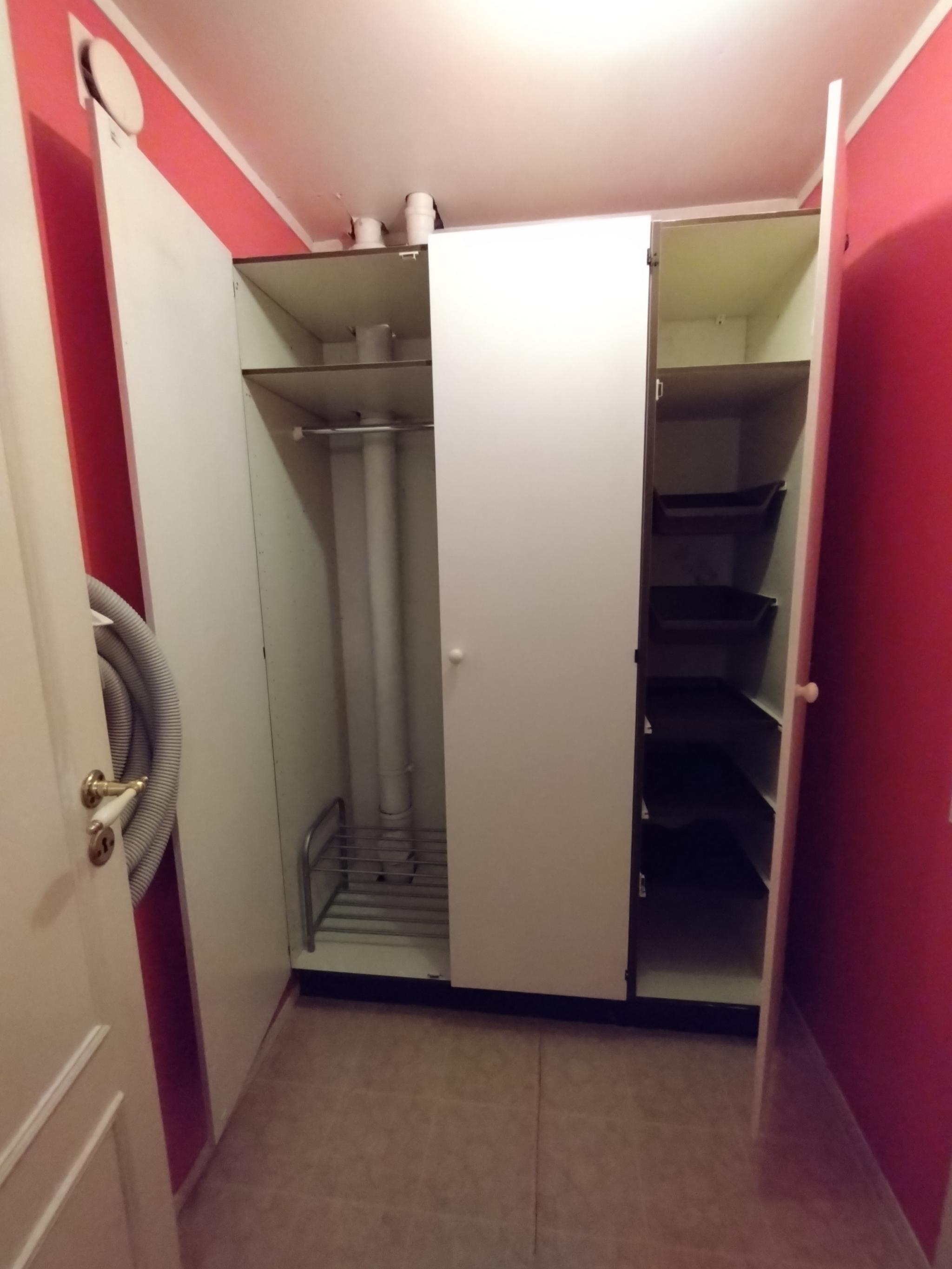 Skap i bod til disposisjon. Felles sentralstøvsuger.