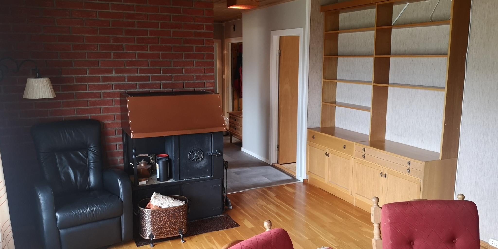 Stue med vedovn/peis.