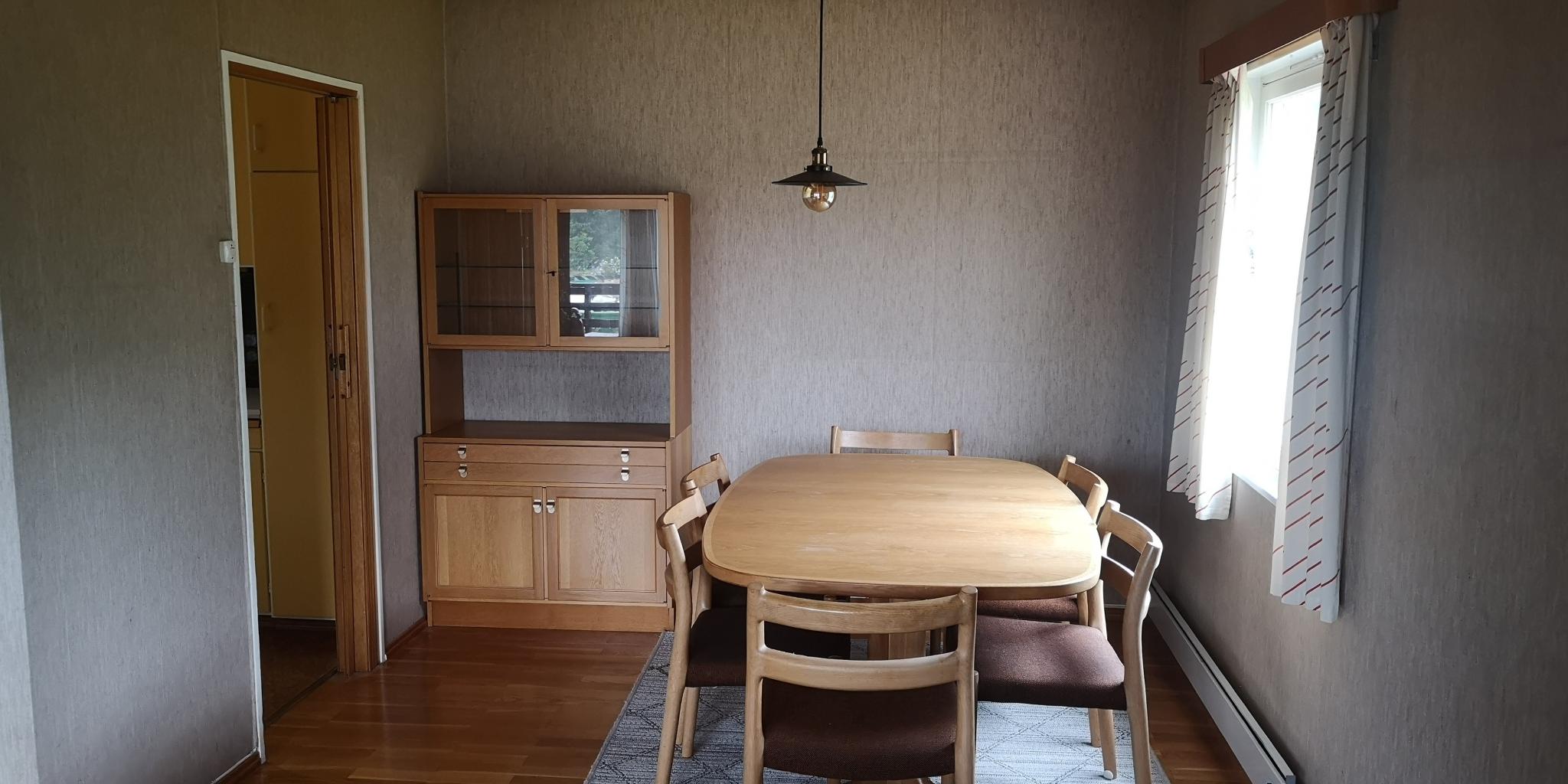 Spisestuedelen av stuen.