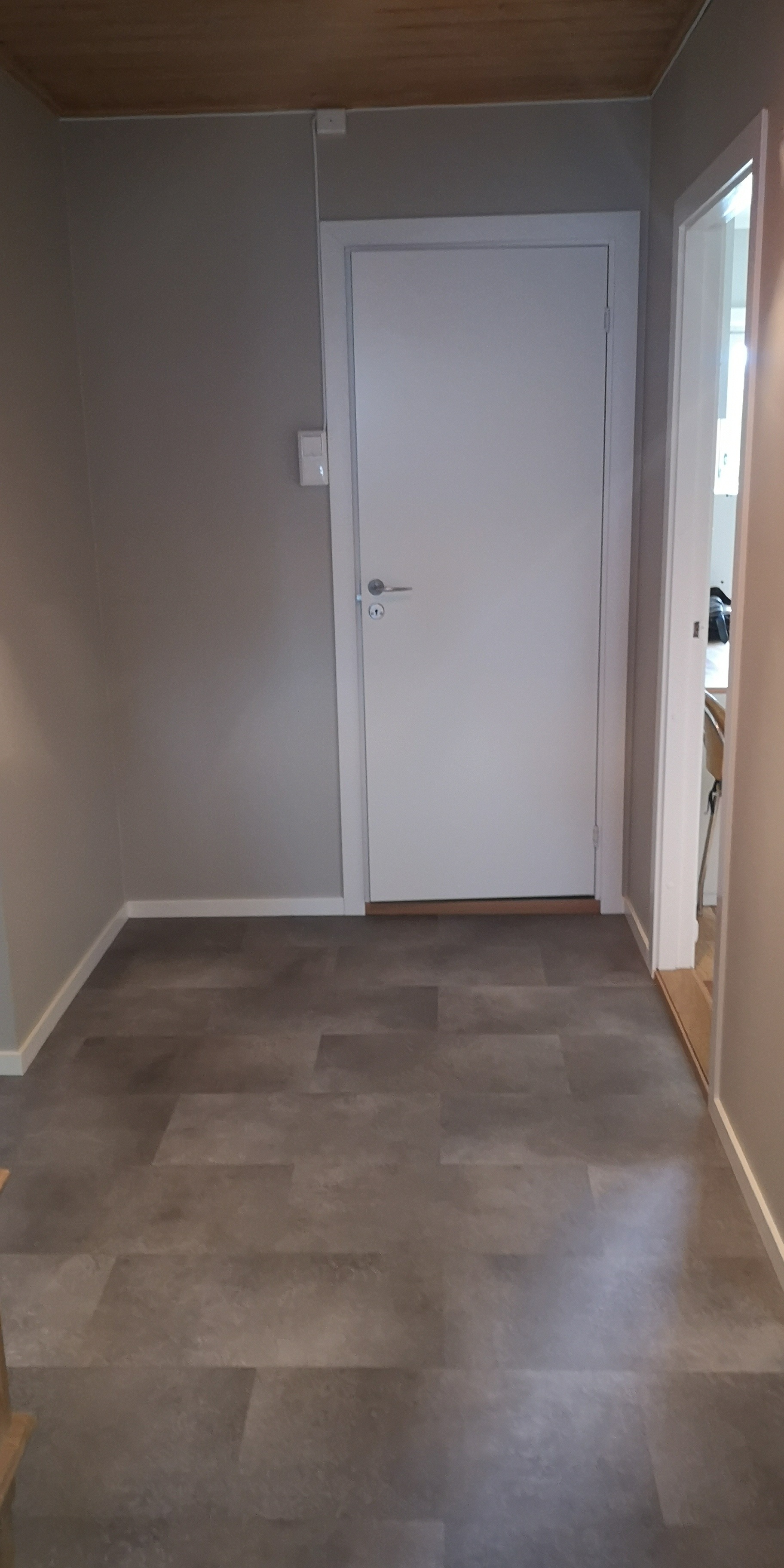 Entré med dør inn til badet. 