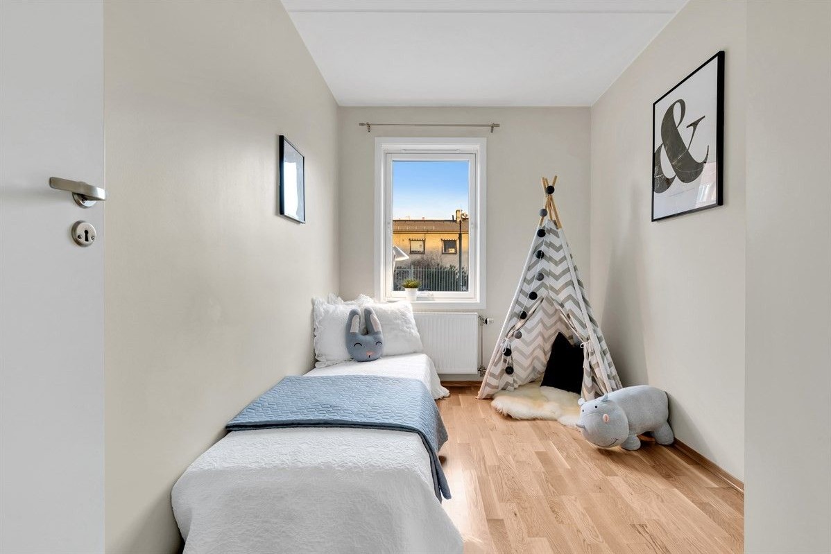 Soverom 2 har et lite hjørneskrivebord, veggmontert 32" Samsung monitor (3840x2160), en god seng og et dobbelt kleskap.