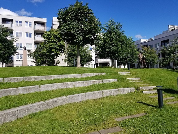 Eventyrparken har et lite amfi som innbyr til ute-teater, eller å sitte og lese en bok.