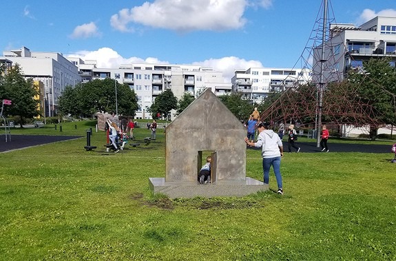 De minste synes det er moro og litt spennende å krype fra en verden til den neste - titt, tei ...