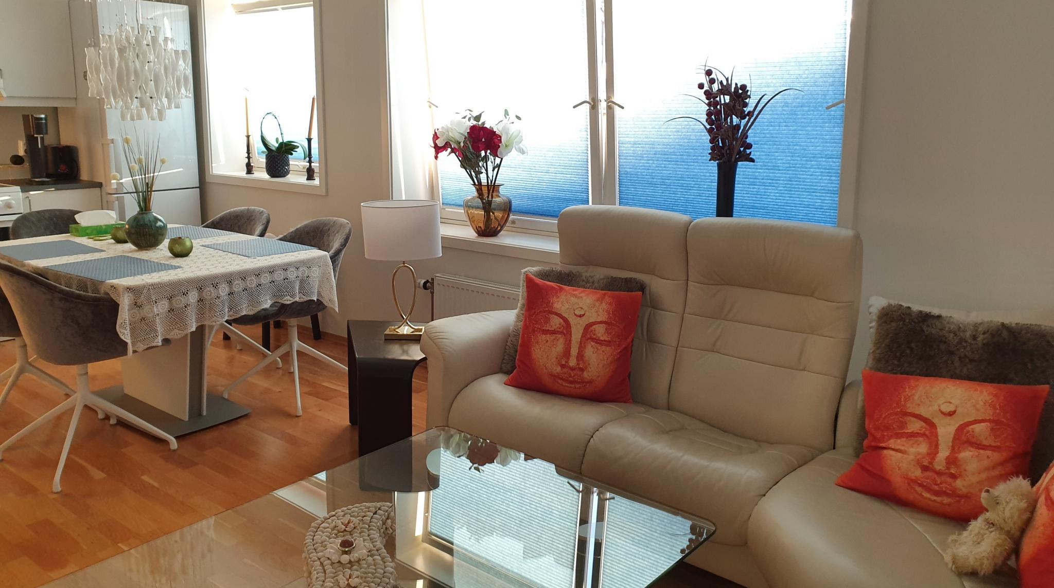 Leiligheten er blant annet møblert med Stressless hjørnesofa og Milano spisebord og stoler fra BoConcept.