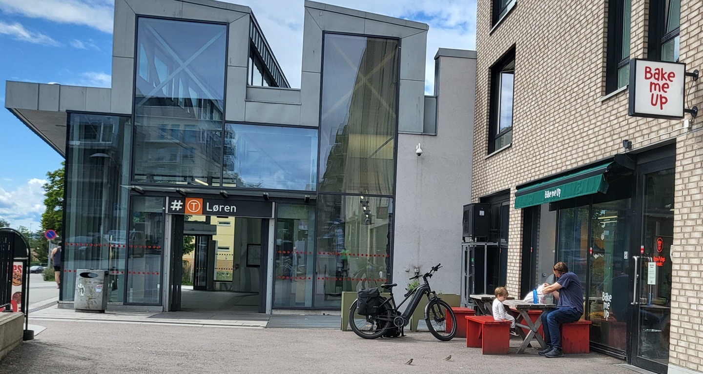 Bake Me Up! har ferske bakervarer og er åpen 07-20 på hverdager og 08-19 lørdag og søndag.