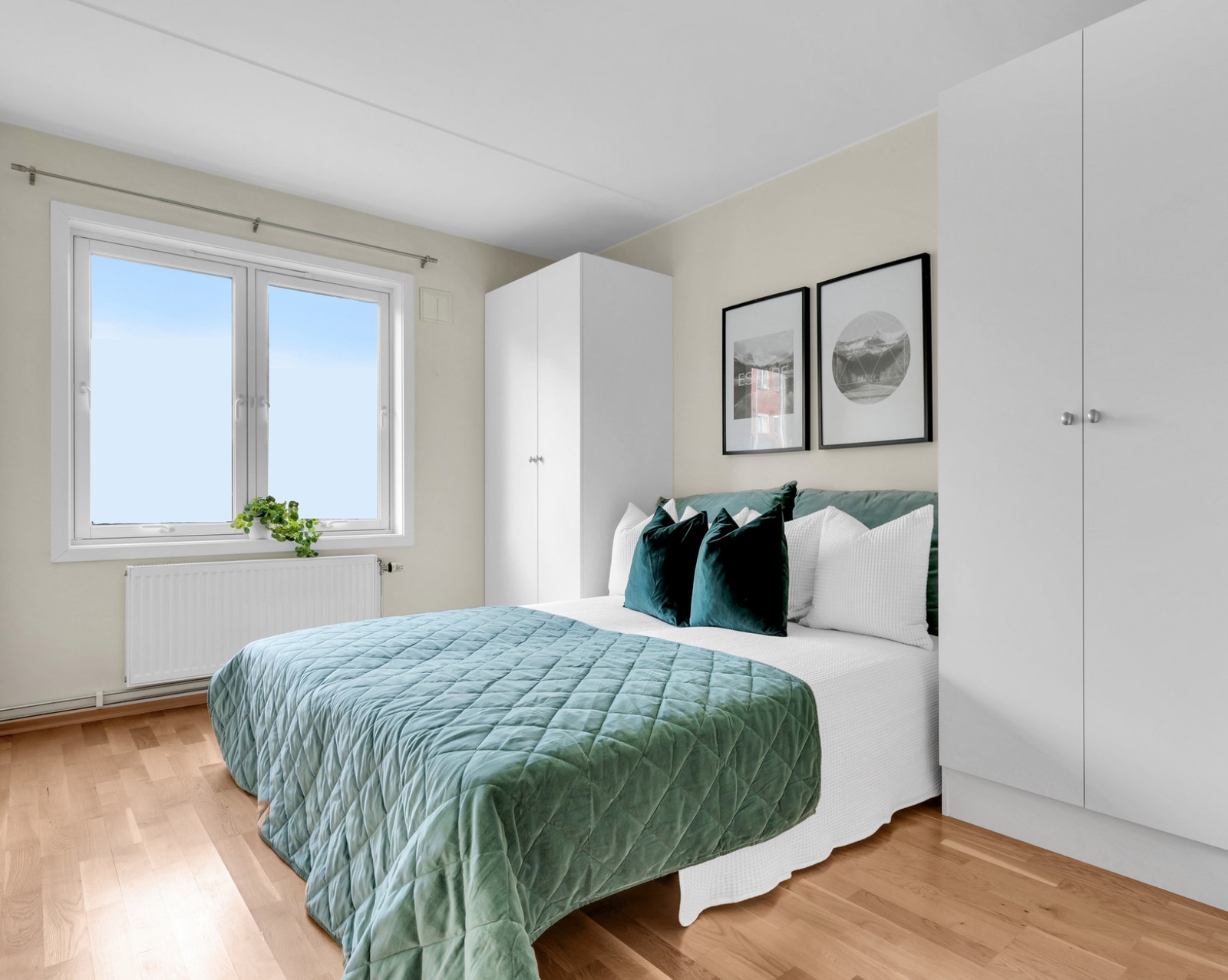 Hovedsoverom med to doble skap og egen garderobe.