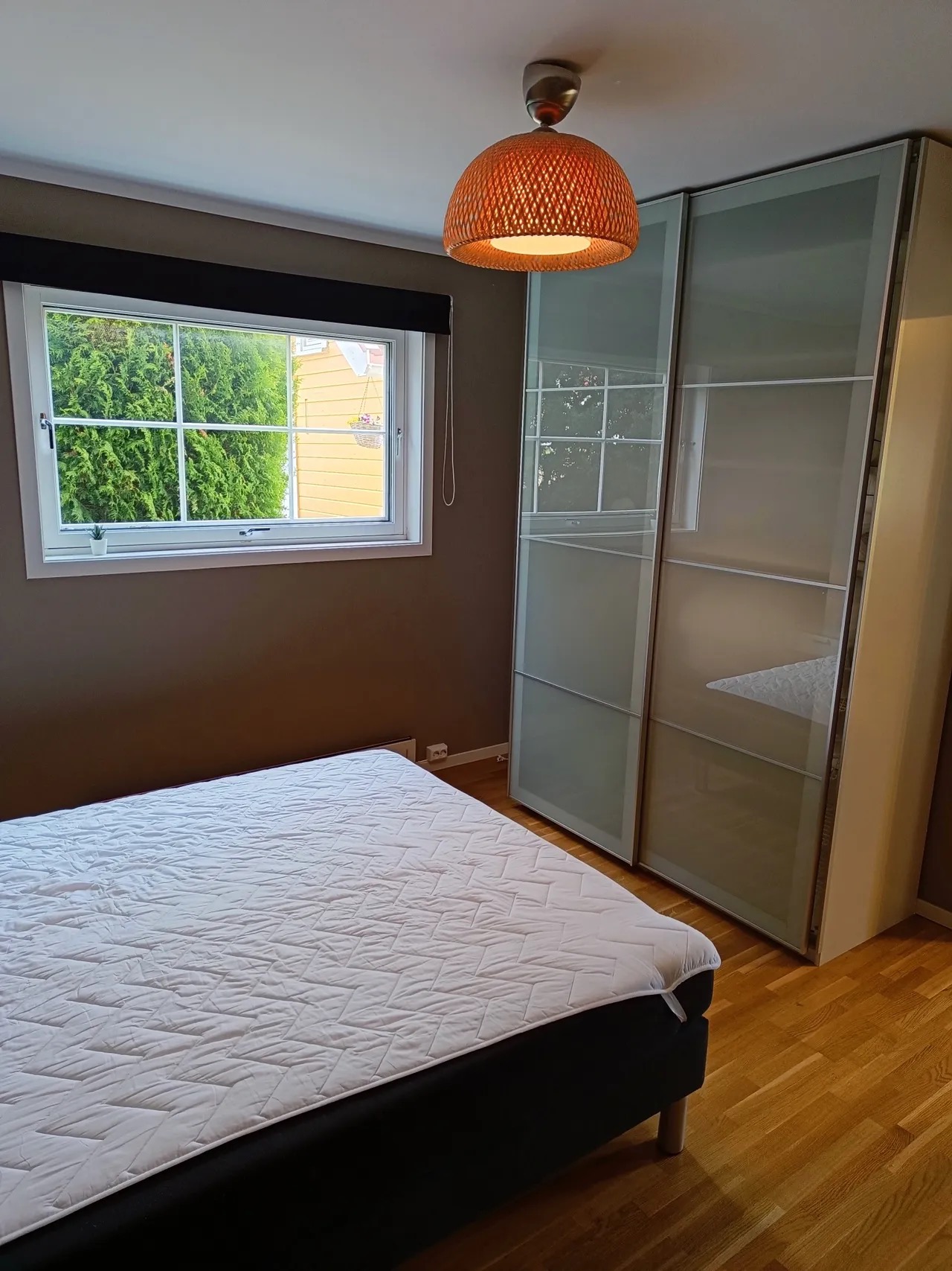 Hovedsoverom med god skapplass og bod.