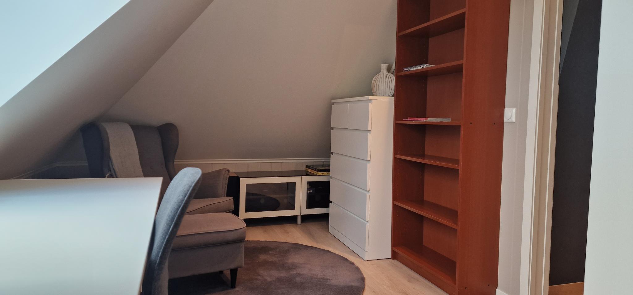 Store pulter med skuffeløsninger, nesten likt møblert på begge rom.