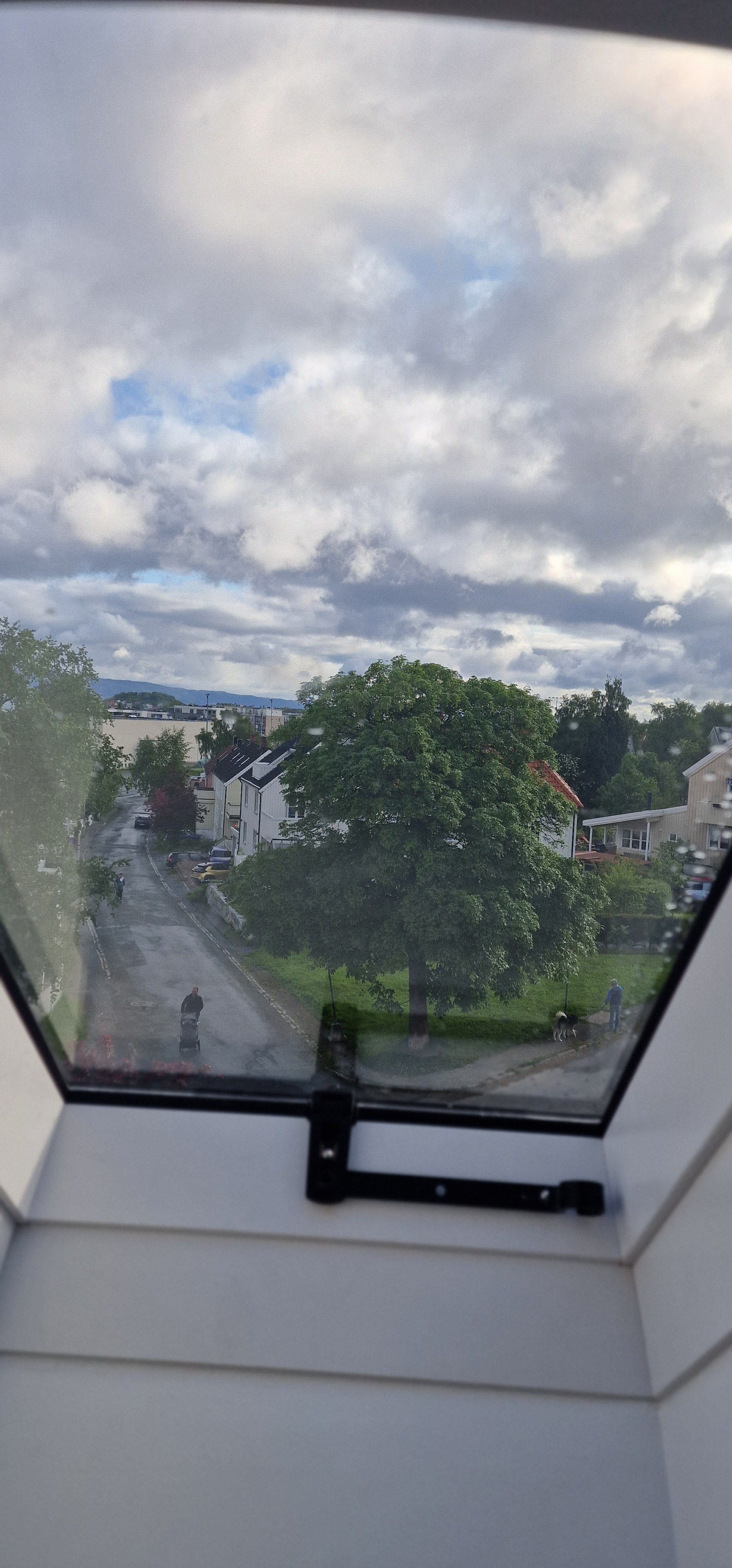 Vinduet på badet med utsikt ned mot Rosenborg fotballbane i enden av gaten