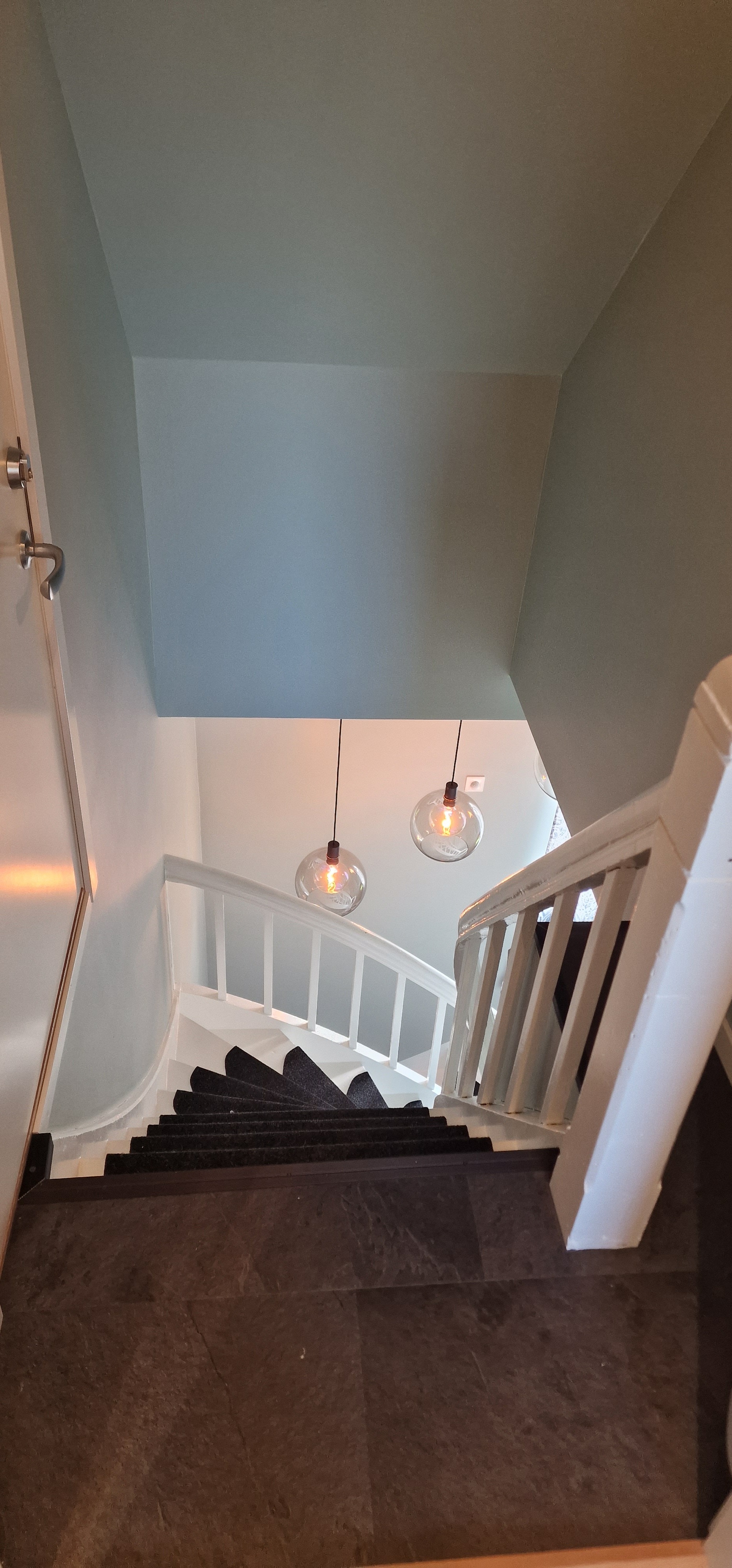 Trappen opp til 3.etg er belagt med tepper og det er plass til yttersko nede i yttergangen i 1.etg