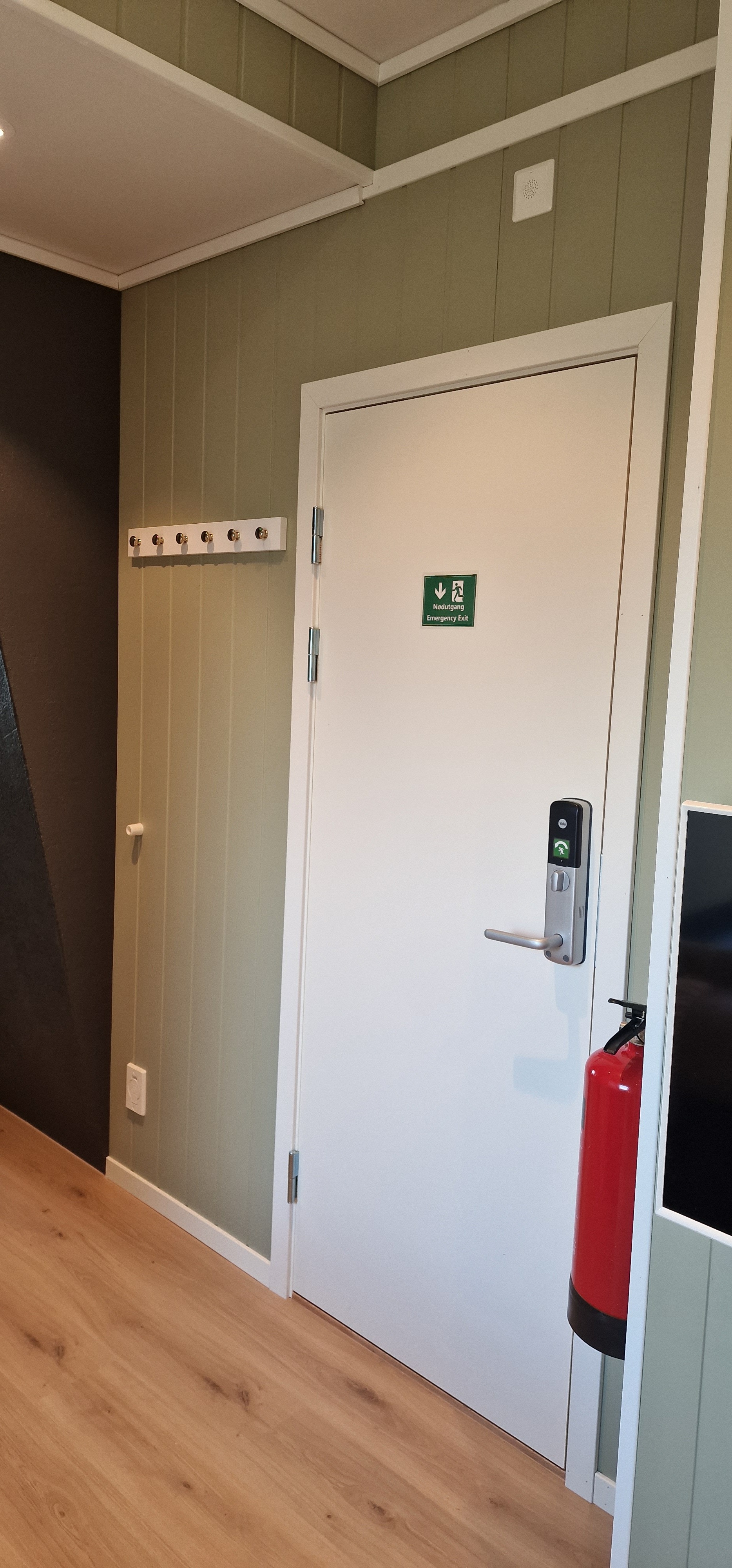 Og det er balansert ventilasjon i leiligheten, så luften er alltid frisk. Og temperaturen styrer du med varmepumpe. Ingen nøkler, låser opp dører med kode. 