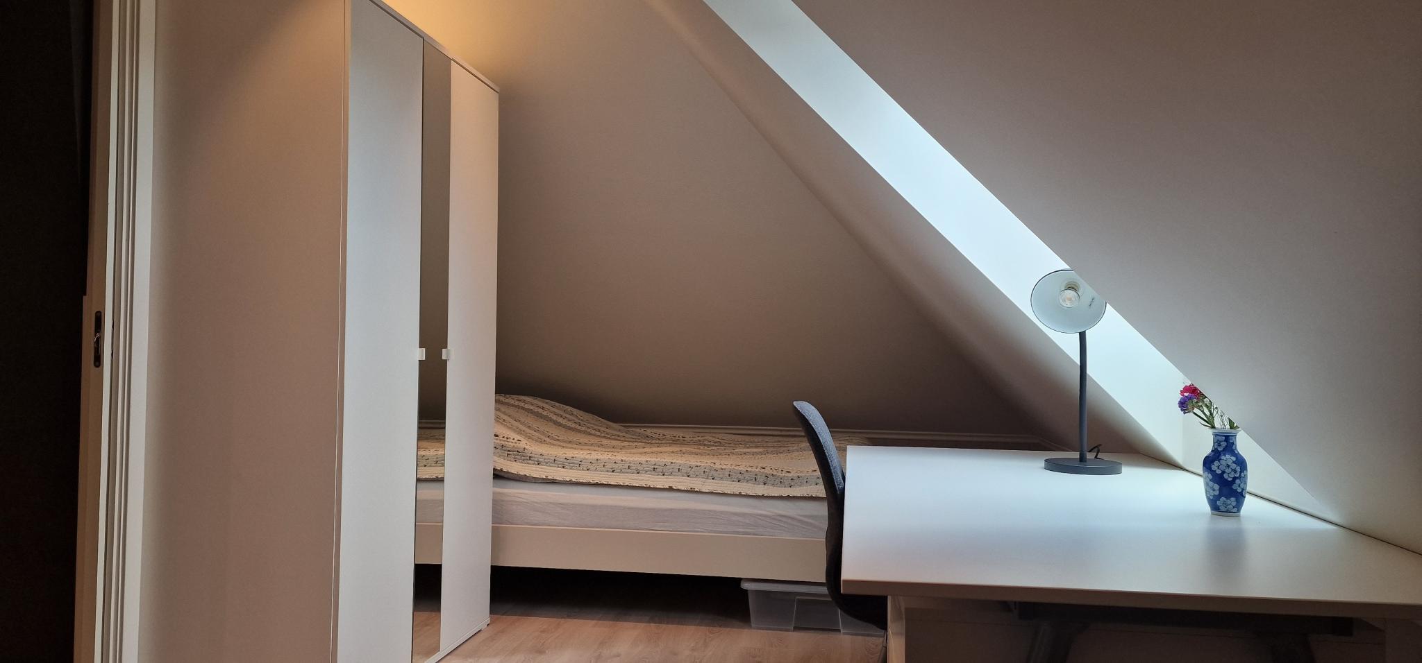 Sengene er 140 seng med gode og nye madrasser fra Ikea. Spot i tak med dimmer