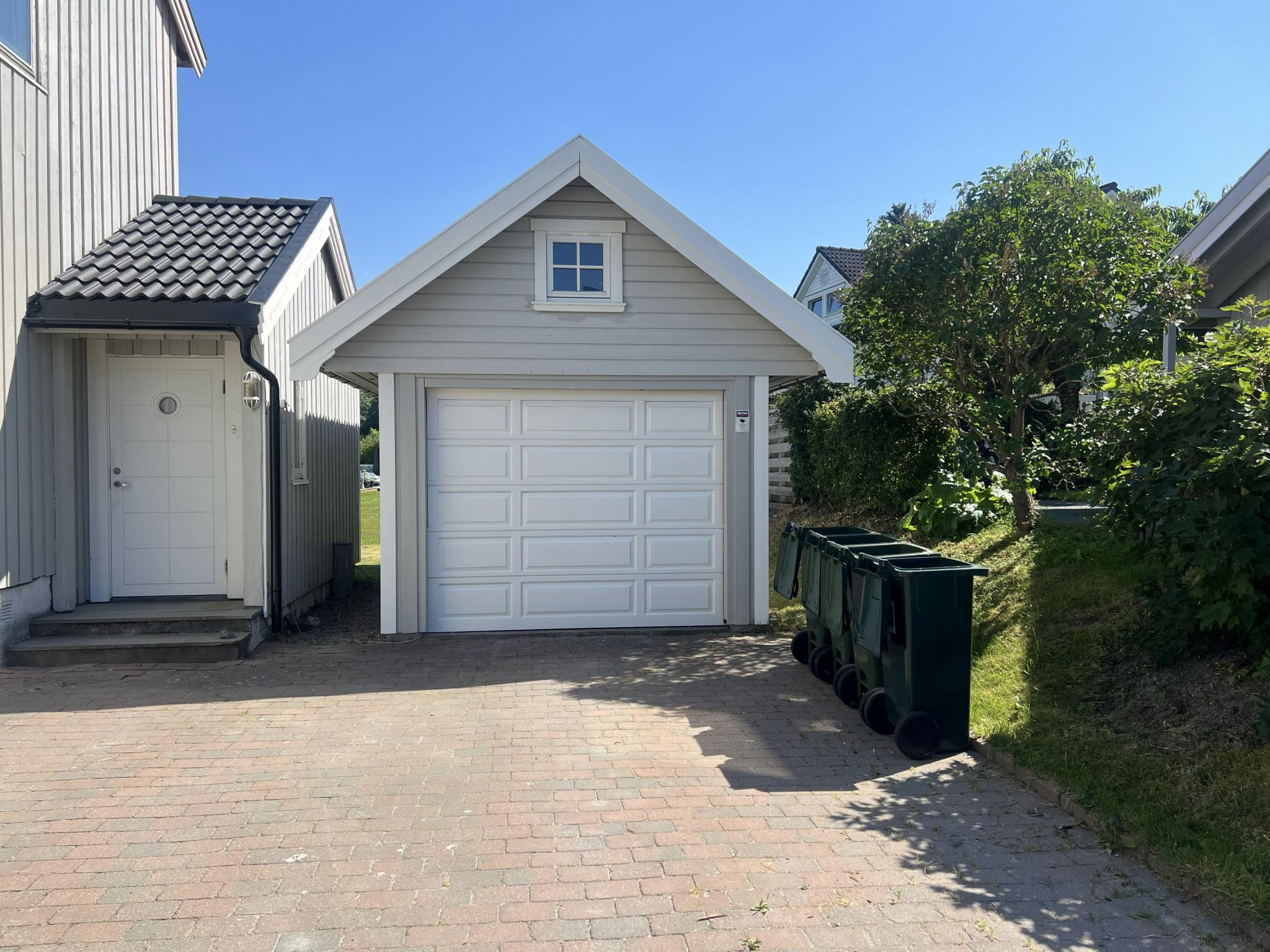 Garasje med loft, el-bil lader