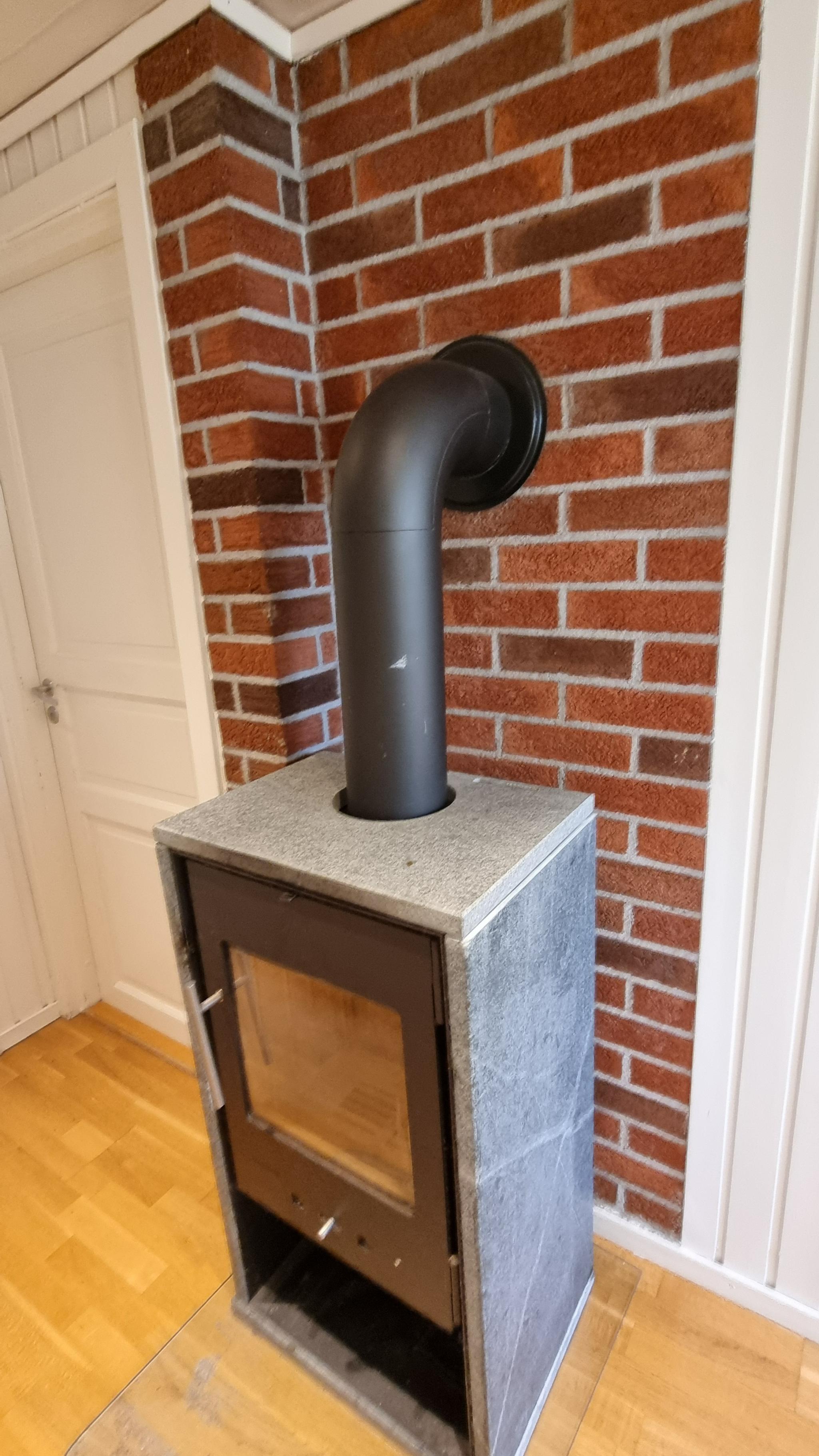 Hall  - 1. etg med peis/vedovn 