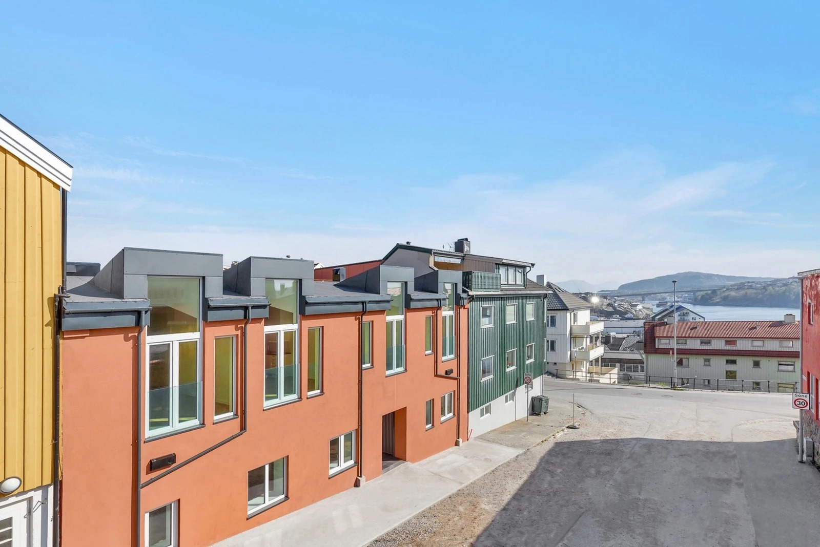 Boligen ligger i øvre bydel nær Campus Kristiansund og videregående skole.

