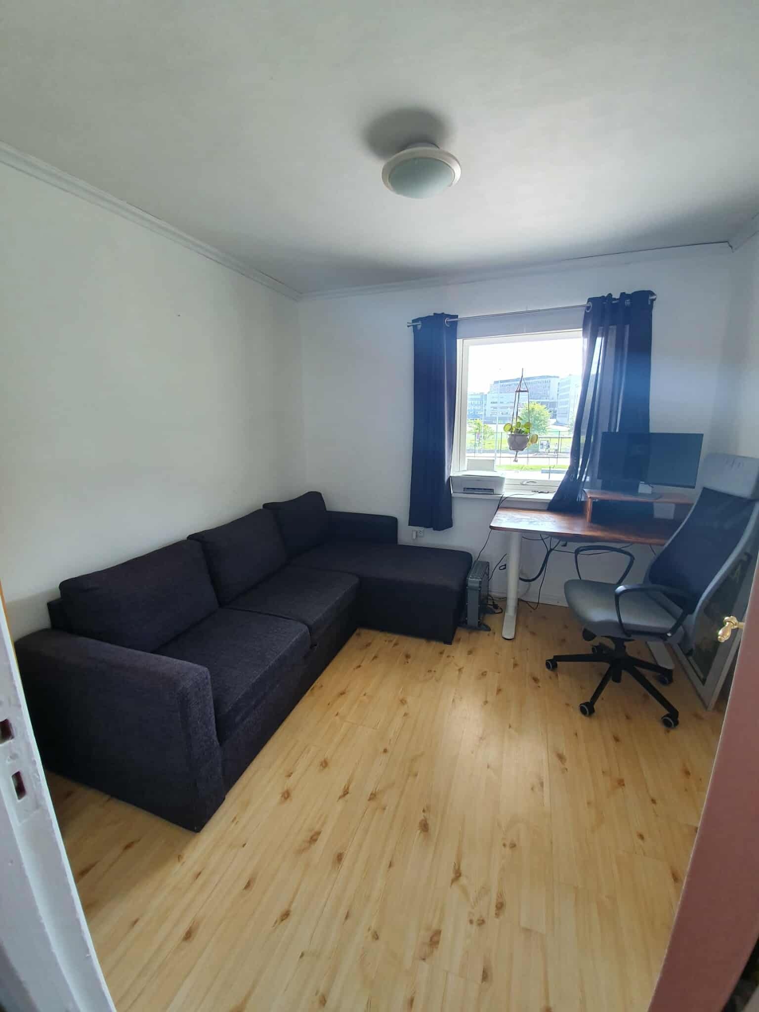 Soverom 2/kontor (skrivebord medfølger ikke)