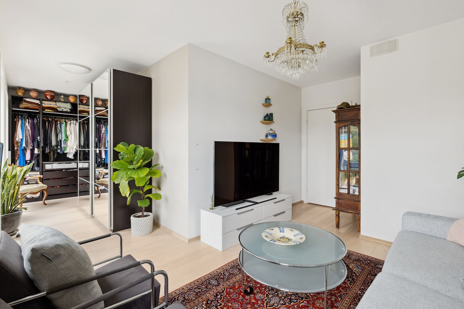 En annen del av rommet med garderober