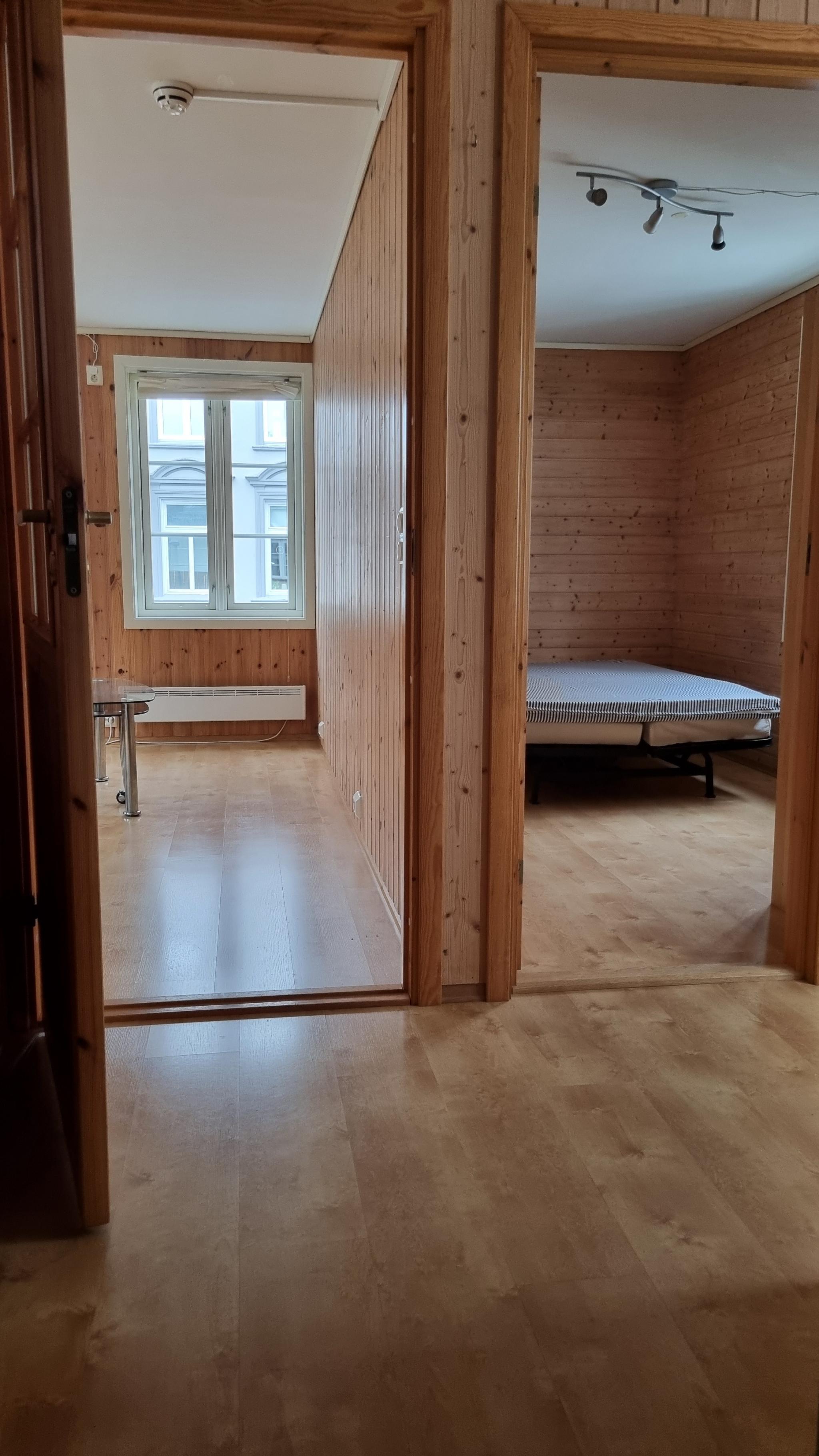 Soverom og stue sett fra gangen