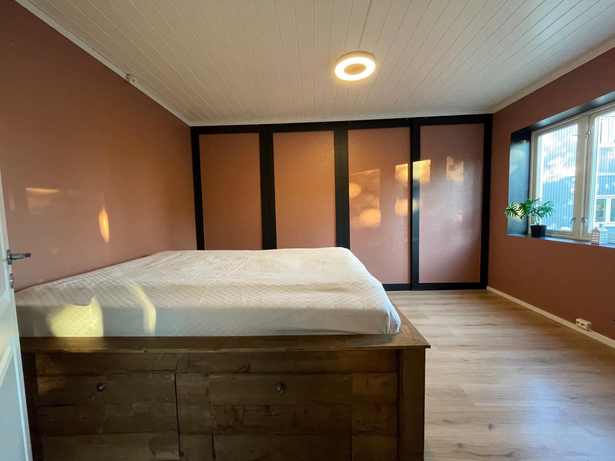 Soverom med stor skyvedørsgarderobe 