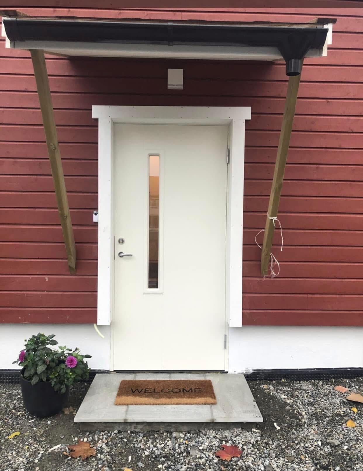 Egen inngang til hybelen. 