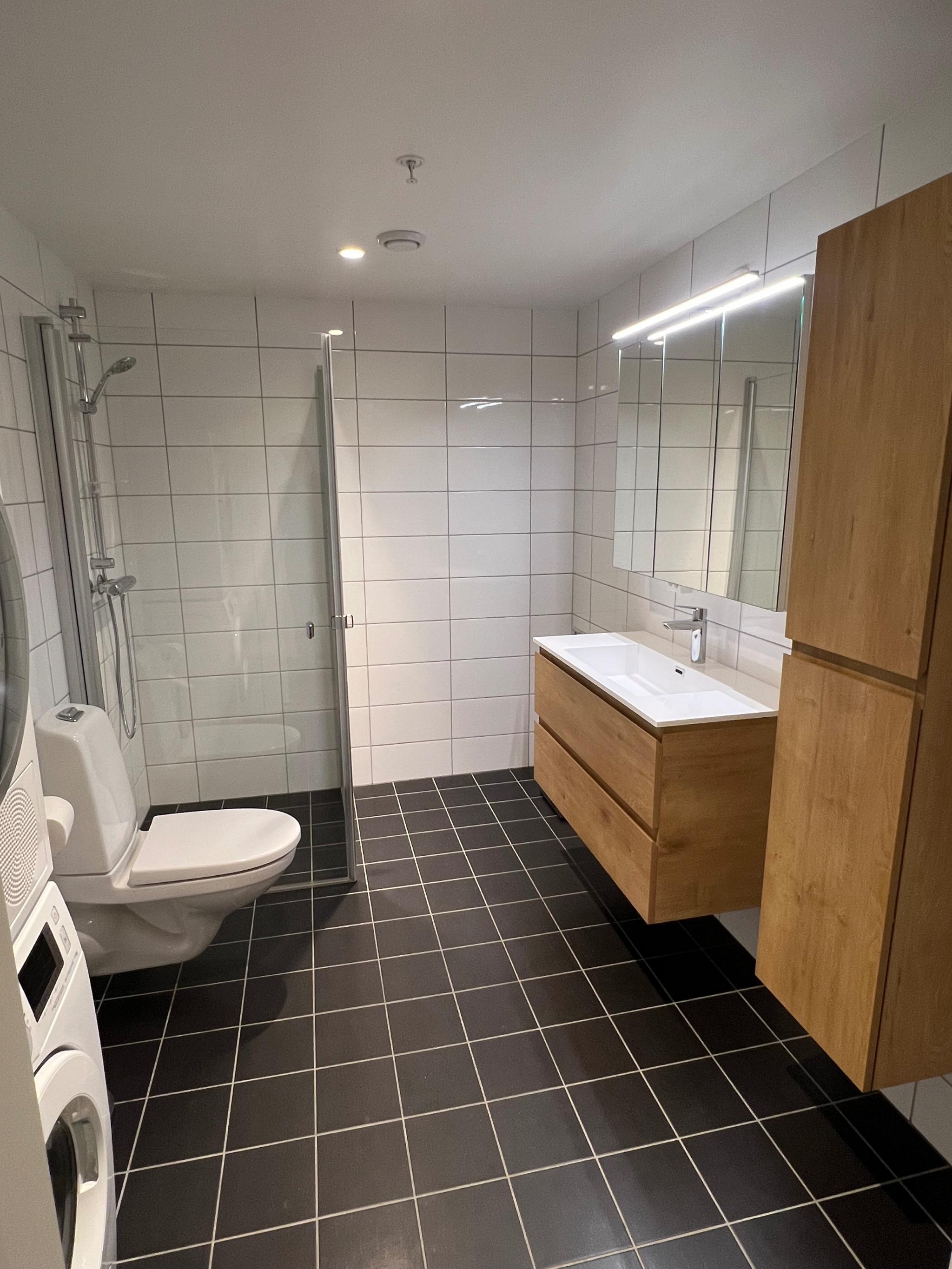 Bad. Møblene er helt nye.