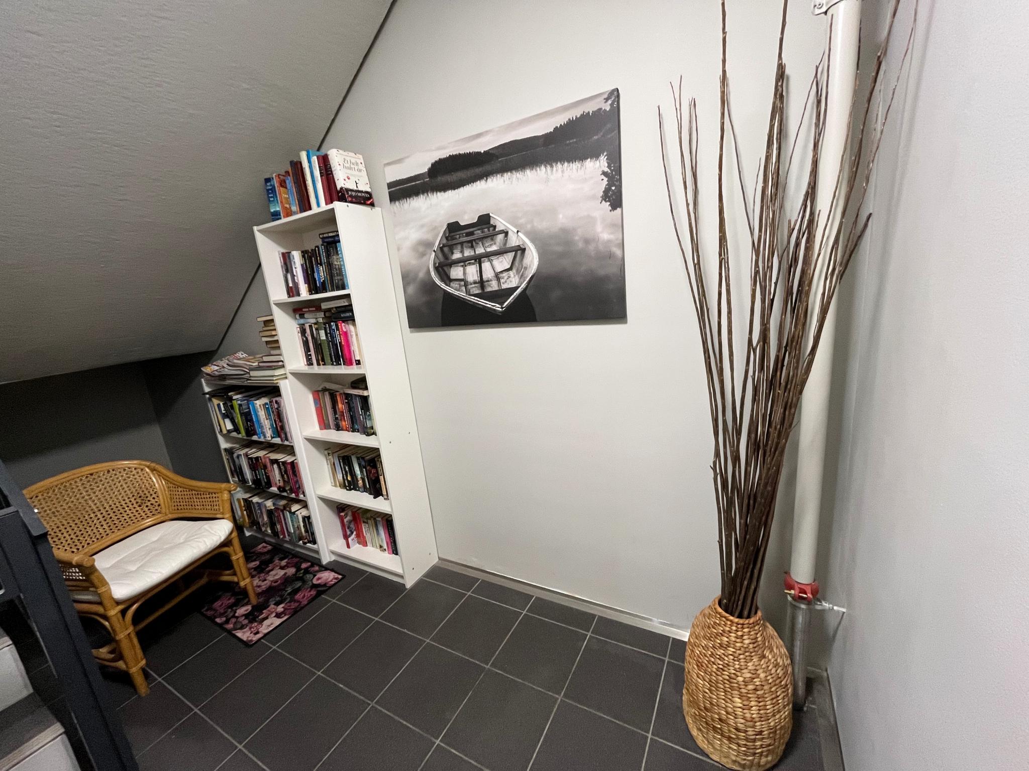 Hyggelige naboer har sørger for et lite bibliotek i bunnen av trappehuset.