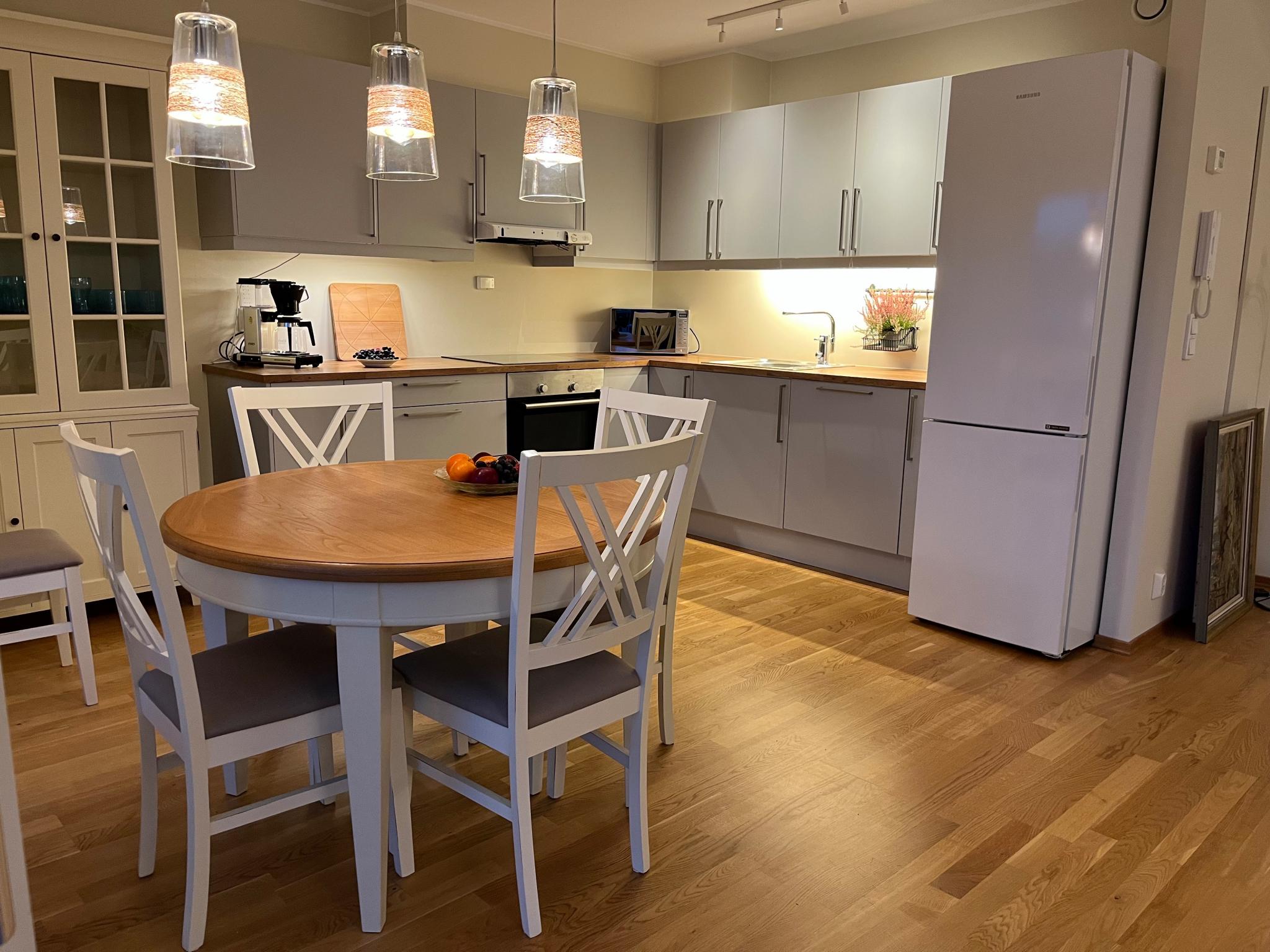 Åpen stue/kjøkkenløsning. Spisebordet kan enkelt utvides til 6 spiseplassen.