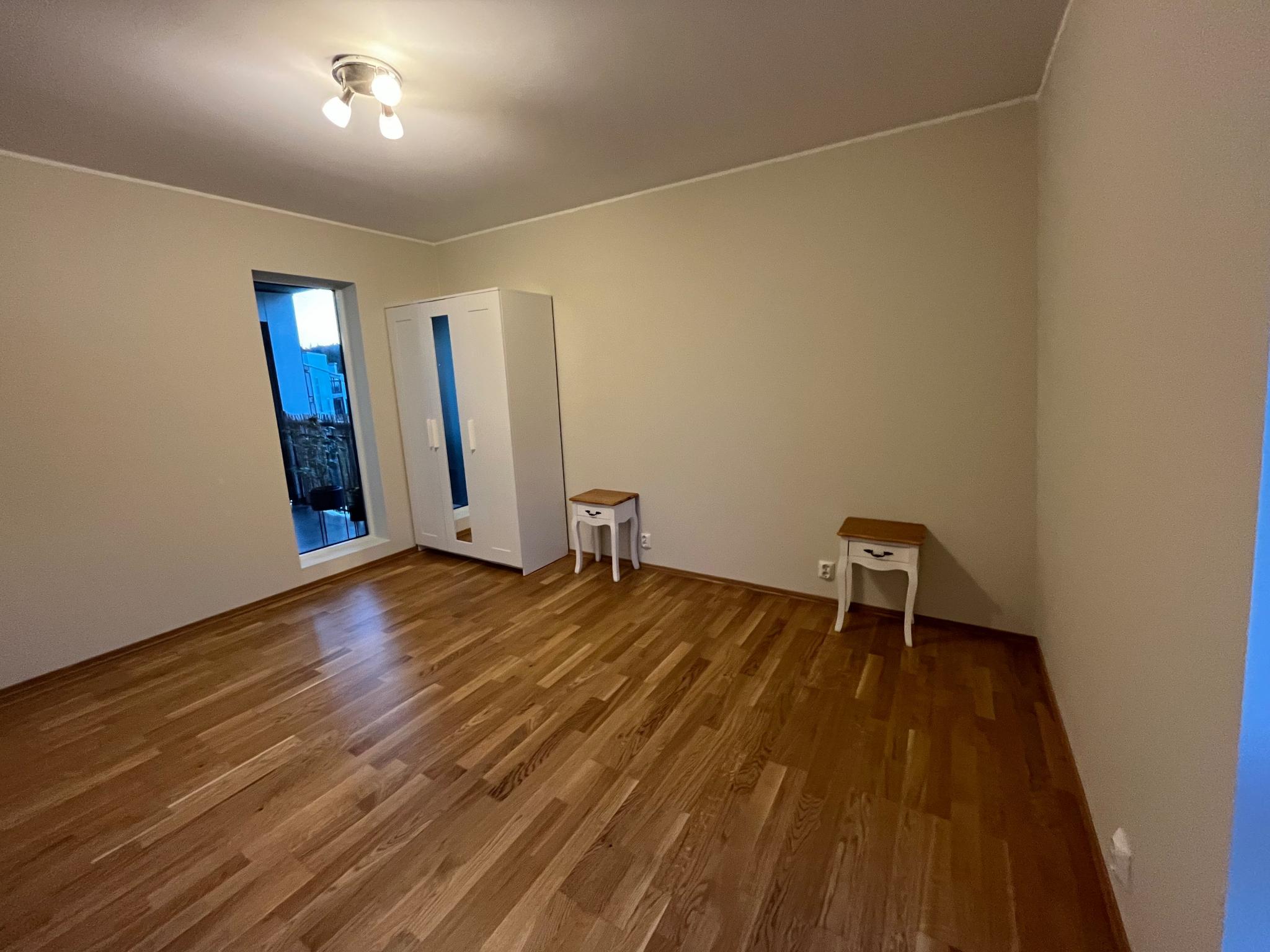 Soverom 1. Nattbord kan følge med hvis ønskelig, og senger kan kjøpes inn.