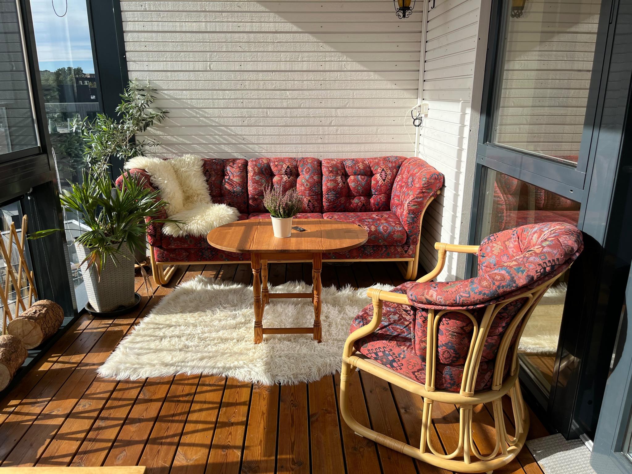 På balkongen er det plass til både sofagruppe, spisebord og sittegruppe.